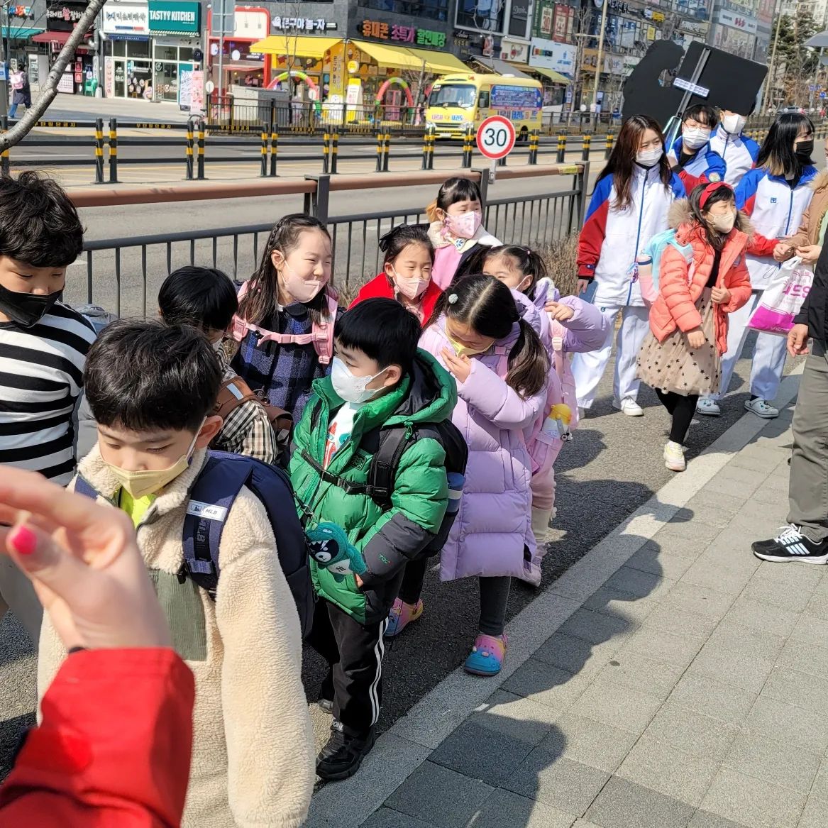 #첫줄 .
.
등교첫날!
1시 하교..교문앞에서 대기하다 선생님과 나오는 딸~
인계받은 후 태권도 사범님들을 만나는 법과 횡단보도를건너 학원가는 길 코칭!
일주일 연습하면 딸~잘 할수있겠지🧡
.
.
#하교 #초딩맘 #육아일상 #1학년 #럽스타그램 #애스타그램 #키즈스타그램 #딸스타그램 #내새끼 #많이컸다 #어린이 #주부일상