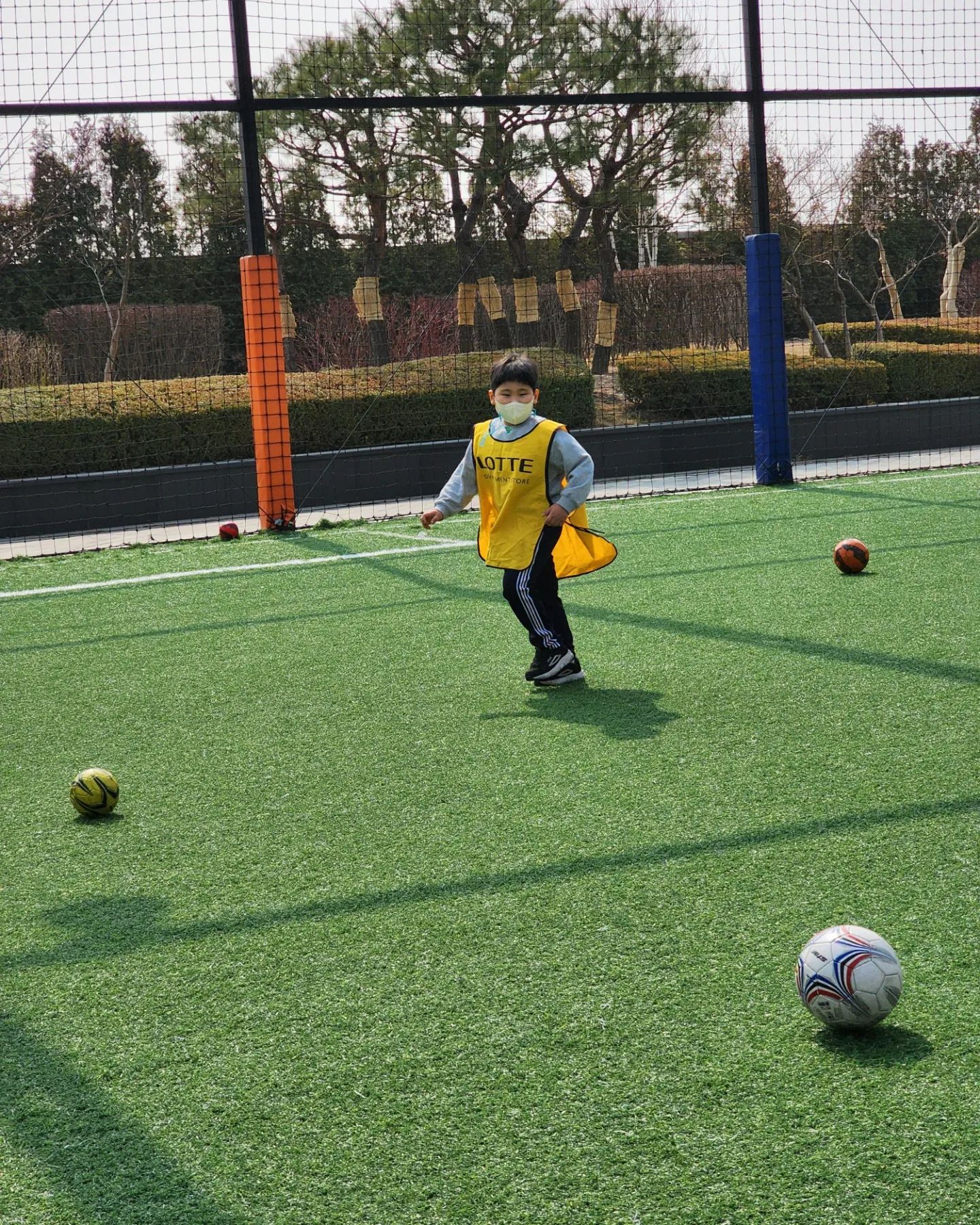 .
오늘부터 축구😁
일찍 도착해서 동생들 하는거 보더니 
안하고싶다구 하다가 수업전에 갑자기
너무 설레어~라고 함ㅋㅋ
정규수업은 담주고 특강이라 친구들이 조금있어서
더 신나는듯!
나이가 시간별로 나뉘어져있으니 더 재미있나봥
이렇게라도 같이 나와야지~
50분동안 신나게 뛰어놀아라~~~!!
.
#8살#초등학생#축구#수원롯데몰#5층#라스스포츠#이런게있는줄#첨알았네ㅎ#축구특강#어린이축구