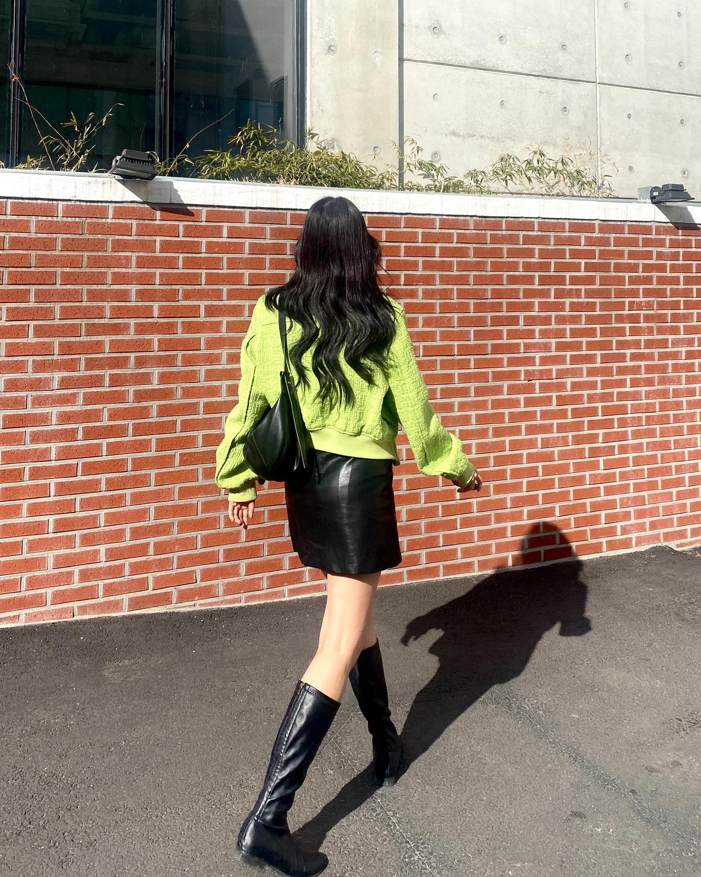 진짜진짜 진짜 오랜만에 왔어요💚

안녕하세요 여러분☺️
다들 너무너무 그리웠습니다
잘 지내셨죠? 흐흐 

저도 이사 잘 마치고 
사진 구도도 바꿔보고 
스타일링도 조금 변경해보는 중입니다

마음에 드시려나 모르겠어요🥺

이제 자주자주 올테니 반겨주실거쥬🫡
오늘도 좋은 주말 보내셔요🫶🏻

#트위드자켓 #트위드자켓코디
