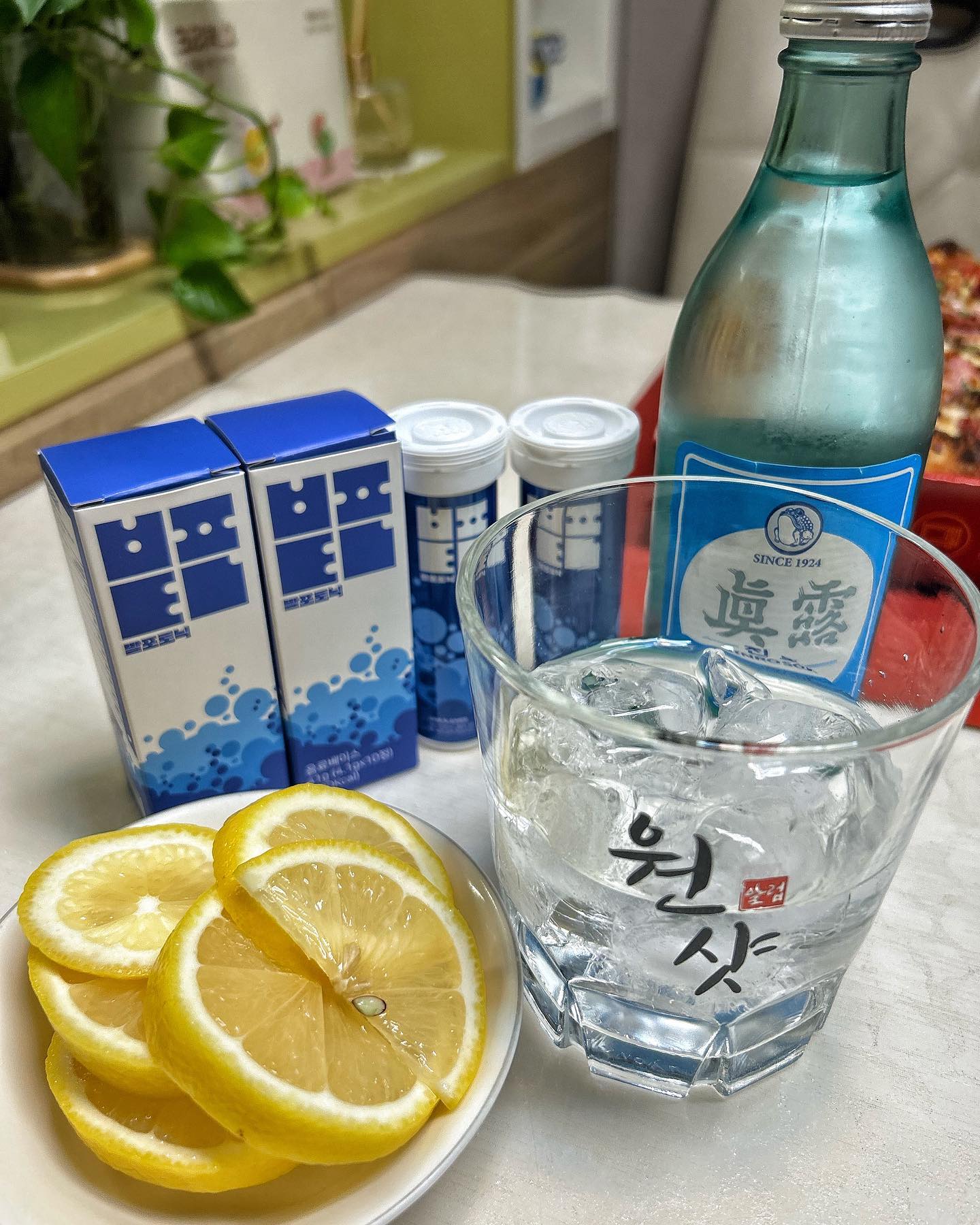 #협찬 #광고 #제품제공 #발포토닉 net._.tonic

개꿀템 가져왔습니다~😆

집, 캠핑장, 술집, 여행 등 어느 장소든 구애받지 않고,
어디서든 만들수 있는 "발포토닉" 입니다!

흔히 아는 토닉워터 아시죠 따로 패트 사고, 
부족하면 더 사러가고 귀찮잖아요... 그쵸^^?

이건 진짜 주머니에 쏙 들어가는 크기라서, 
회식자리, 친구모임자리 등등 나갈때 몰래 챙겨가세요^_^

한통에 10정

1정으로 200ml의 맛있는 토닉워터가 만들어집니당

무려 한통에 2L 토닉워터를 만들수 있슴둥!

근데 더 중요한건 이게 무설탕이랍니다 o_o

12kal밖에 되지 않는 저칼로리라 부담없이 
술먹술먹 술에 타 먹으면 되지용😊
(아 그냥 물에 타 먹어도 되욤)

그리고 얼음이랑 같이 타서 먹을때는
발포정이 얼음 ”밑“으로 들어가야 
빨리 발포가 되더라구요! 
참고하시기바랍니다!!

술자리에서 알콜의 쓴맛 싫어하시는분들!!!!
하이볼, 칵테일 좋아하시는분들!!!!

발포토닉 추천합니다~👍🏻👍🏻