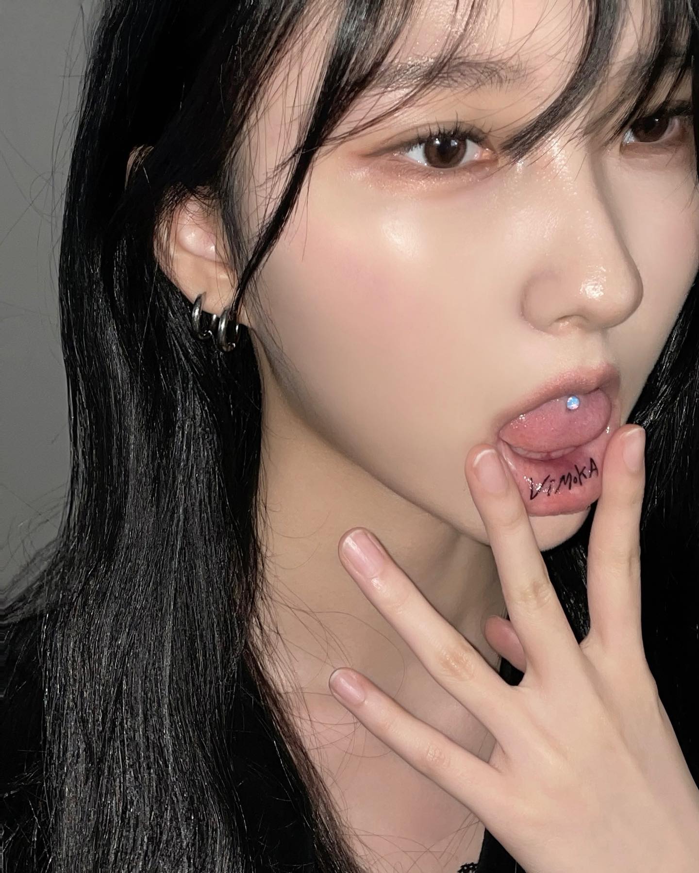 解脫 번뇌의 얽매임에서 풀리고 미혹의 괴로움에서 해방, 자유.

인간의 근본적 아집(我執)으로부터의 해방을 의미한다. 

뜻을 담아 손글씨로 진행했습니다

hong_a.tattoo 
.
.
.
.
.
 #입술타투