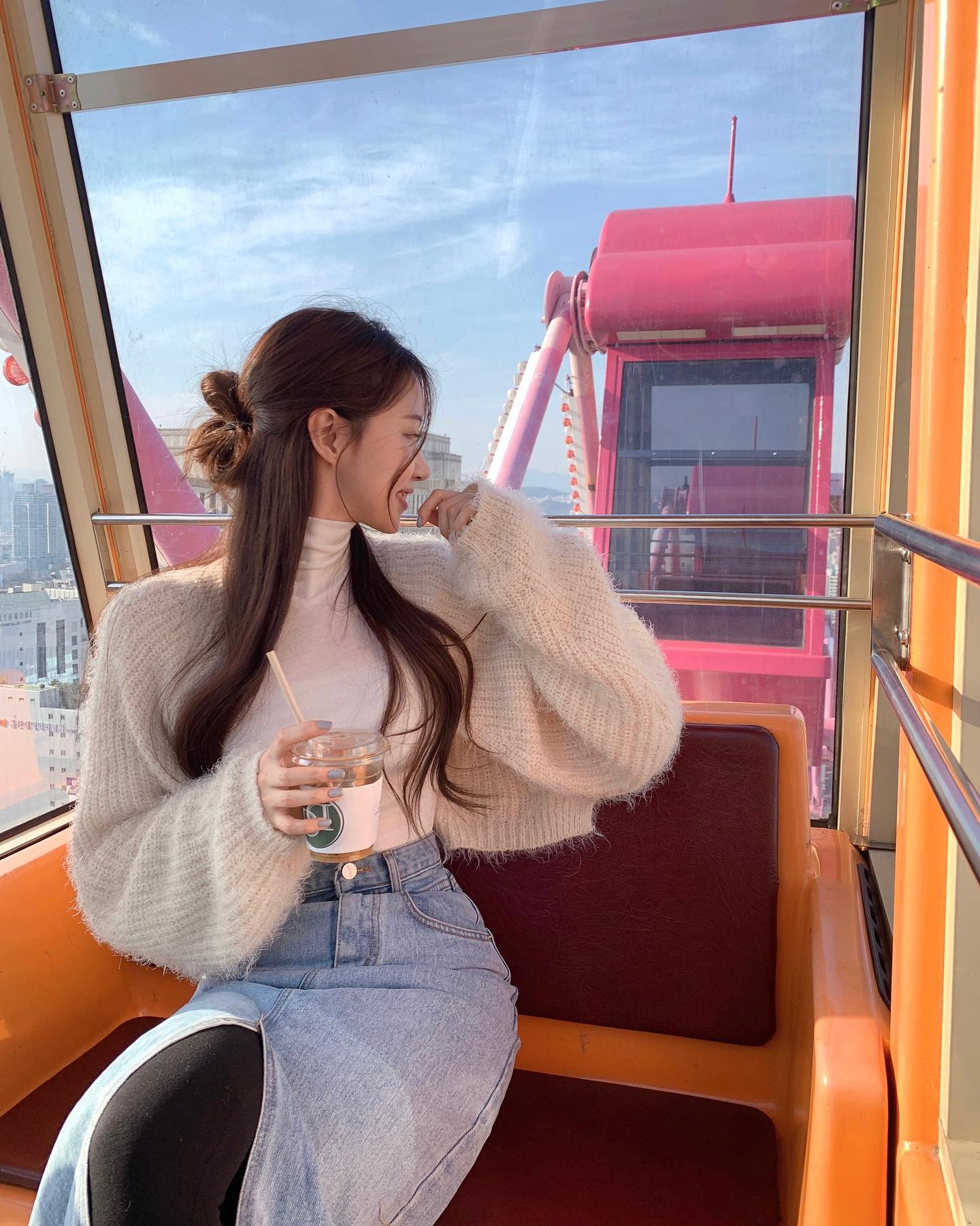 걸어가는데 길한가운데 관람차가 똭?
바로 나 저거탈래!!🙋🏻‍♀️😫😖
(오랜만에 타니까 쬐끔 무서웠지만..)
그래도 너무 좋아ㅎㅎ사장님이 두바퀴 태워주심💕