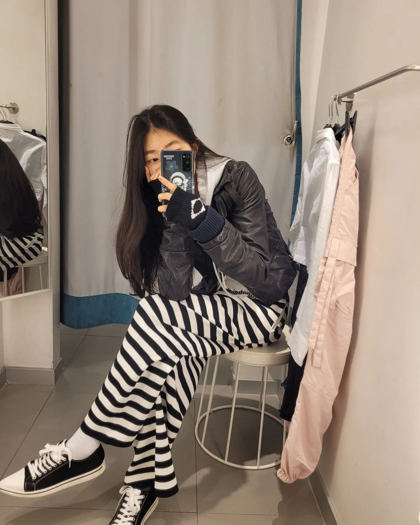 호불호 갈릴 거 같은 코디지만 저는 좋아해요😎 

이렇게 입으니까 쳐다보는 시선이 꽤 있어서 다시 입을 땐 용기가 필요해요😂

#무채색 #무채색코디 #무채색룩 #가죽자켓 #빈티지