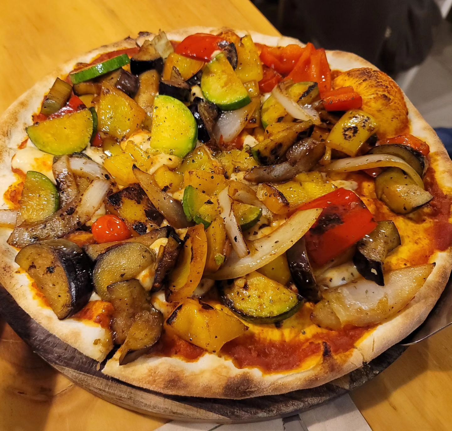 #사당역 #비건식당 #남미플랜트

몇 년 전 친구랑 갔다가 맛있는 곳이라 소개시켜 준 곳

비건식당이라 배부르게 먹어도 깔끔한 배부름이다

고급진 맛이고 진짜 엄청 추천하는 곳이다

야채피자와
깻잎페스토리조또를 먹었다

이 높은 물가 시대에
이 정도 만족감과 포만감
메뉴당 16000원 정도.
가격도 낼 만하다