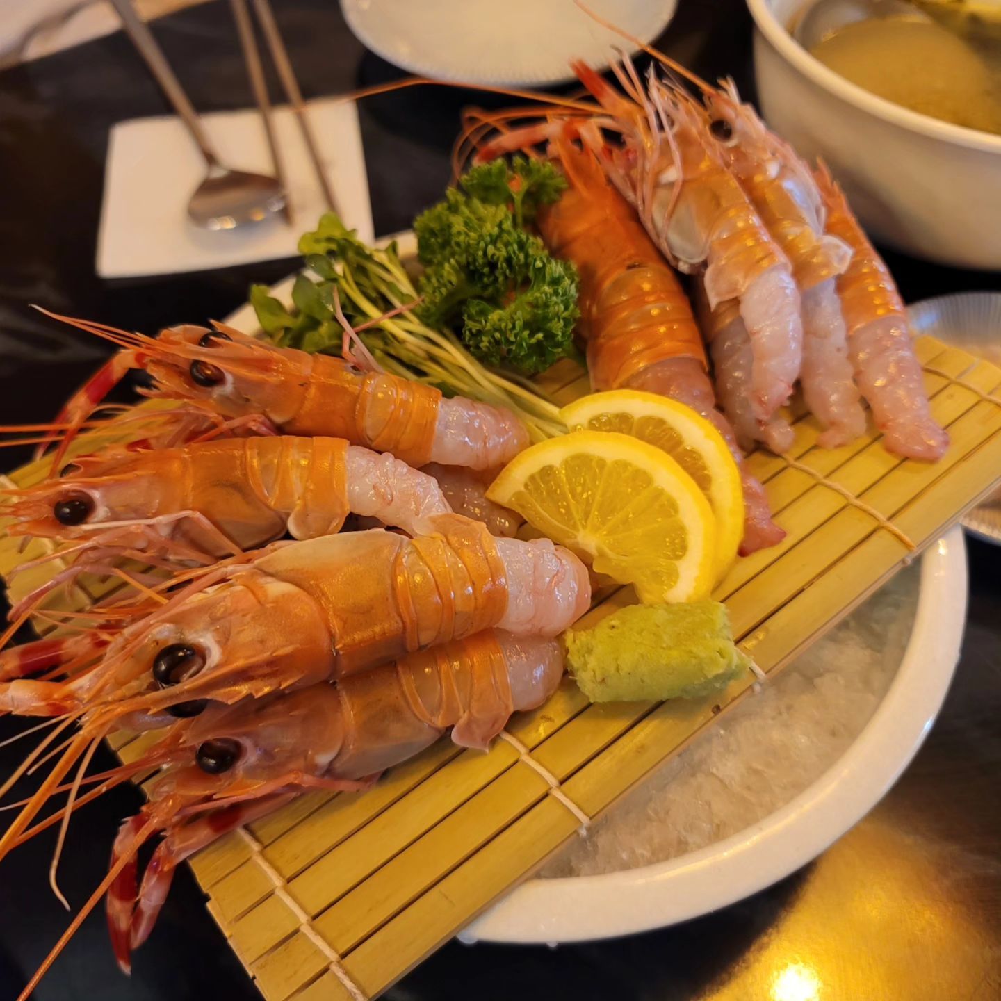 #잠실맛집 이라하기는 그런.. 곳
딱새우 처음 먹으러 가본 곳인데
딱새우가 참 .. 실하지 못하다

저 딱새우 메뉴에 36000원이었나
3.5였나

너무하지 않나.....

아무튼 맛은 있었다
딱새우 존맛 식감이 굿

술 한잔 하기 좋은 식당으로
딱새우는 양을 봐선.. 비추다 ㅎㅎ

다른 메뉴들도 비슷한 가격대임