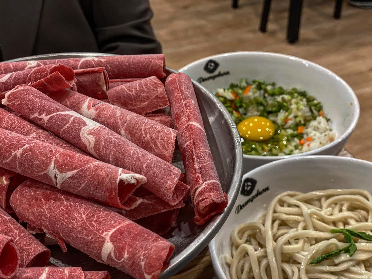 등촌 샤브 칼국수 선부점 *협찬*

평소에 제 최애 음식을 뽑자면 
무조건 샤브샤브!! 너무 맛있다
그 중에도 등촌은 진짜 넘사죠

버섯 칼국수는 기본맛으로도 깔끔하고 
칼칼해서 가족들 호불호 안갈리고 
배 두둑하게 먹을 수 있는 것 같아욤!

특히 선부점은 고기가 너무 신선했고 
미나리랑 채소도 진짜 파릇파릇하고 
안시들고 너무 맛있었어요! 짱!! 
매일 담그는 김치는 또 칼국수랑 
먹으니까 끝짱납니다아앙

그리고 지하 주차장 공간도 
널널해서 모임가지기에도 넘나 좋을듯!!!!!

다 먹고 볶음밥 필수필수!!

📇
경기 안산시 단원구 선부광장1로 82 
서림프라자 2층 202호