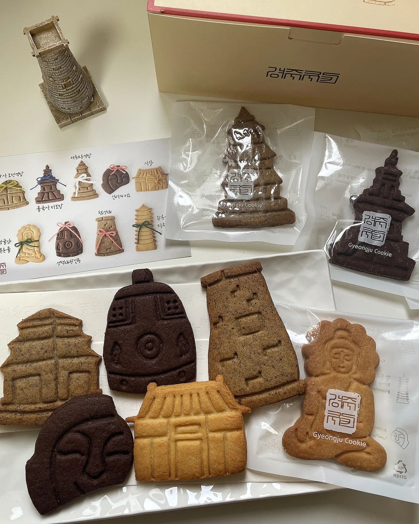 #협찬 경주의 매력이 듬뿍 담긴 경주쿠키🍪
⠀
경주 여행가면 꼭 먹어봐야 할 디저트!
경주쿠키에서 귀여운 수제쿠키를 보내주셨어요🥰
경주여행 기념품처럼 경주 문화재를 모양으로 담은 매력적인 쿠키입니당!
⠀
매장에서 구입이 가능하고 모든 쿠키가 직접 수작업으로 제작되어요!👍매장이 불국사 바로 맞은편에 있어서 굳이 찾아가지 않아도 접근성 굳!
⠀
두껍고 큰 쿠키들이 하나씩 꼼꼼하게 개별포장 되어있어서 위생적으로도 안심이구 커피와 차, 우유와도 다 잘 어울려서 티푸드로도 제격이에요☕🍵
⠀
경주만의 매력을 담고 있어서 경주여행 기념품으로 사고
지인에게도 센스있는 선물이 될 것 같아요!🎁
봄을 맞아 경주로 여행가는 분들에게 추천드려요🌸
gyeongjucookie
⠀
⠀
⠀
⠀
⠀
#경주가볼만한곳#경주여행코스#경주핫플레이스
#경주불국사#경주벚꽃#불국사맛집#경주여행추천
#경주디저트#경주빵#황남빵#경주기념품#경주여행지
#경주쿠키#gyeongju#gyeongjutrip#Bulguksa
#먹스타그램#맛스타그램#맞팔환영#🍪