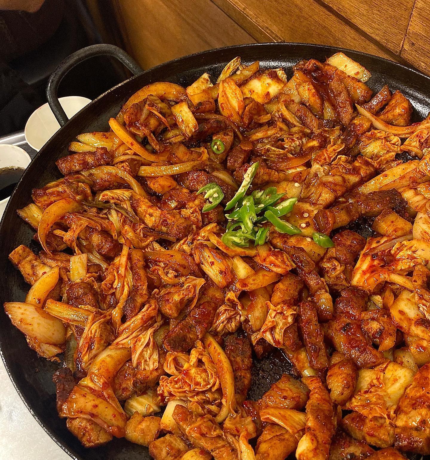 정통집

✔️ 돼지김치구이 中 (29,000)
제가 정말 좋아하는 정통집 .. 항상 맛있게 먹는 곳이에요 😭🤍 기본으로 나오는 반찬들도 너무너무 맛있어요 ! 남아있는 고기로 볶음밥까지 시켜서 먹었습니다. 식욕 폭발해서 두 명이서 바로 해치웠어요 😸 !!! 앞으로도 많이 많이 가고싶은 곳 ㅠㅅㅠ ,,

#돼지김치구이 #돼지고기 #김치구이 

📍 경기 평택시 자유로 9
.
.
.
#정통집 #고기 #평택맛집 #평택역맛집 #먹스타그램 #먹스타맞팔 #foodstagram #인스타 #좋아요 #likeforlikes #좋아요반사 #좋반 #선팔 #맞팔 #선팔하면맞팔 #먹스타좋반