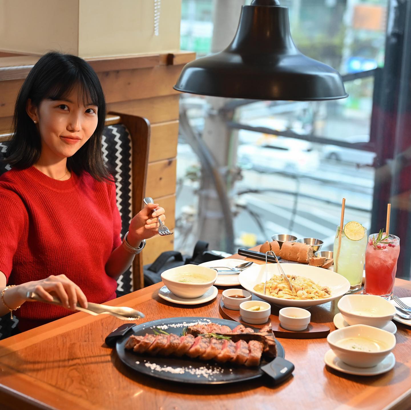 #광고 #아웃백
아웃백 봄맞이 신메뉴!
#퍼펙트본인스테이크에디션 중 #포터하우스에디션 먹고 왔는데요ㅎㅎㅎ

스테이크+파스타+스파클링 음료2잔+스프2개+커피2잔까지 포함이라 꿀 조합!!

저는 태경이랑 810g으로 예약하고 갔는데 너무 푸짐한 구성에 포장까지 해왔다는!!!!!

데이트할 때나 친구들 모임에 방문해도 푸짐하게 즐길 수 있겠더라구요😆

스테이크는 안심과 등심 모두 즐길 수 있어서 취향별로 먹기에도 굿굿!!

봄의 시작은 아웃백에서💛
.
.
.
#아웃백 #아웃백스테이크하우스 #아웃백스테이크 #아웃백메뉴추천 #아웃백하단점 #아웃백투움바파스타 #일상 #데일리 #부산 #부산외식 #부산데이트 #부산데이트코스 #부산맛집 #하단맛집