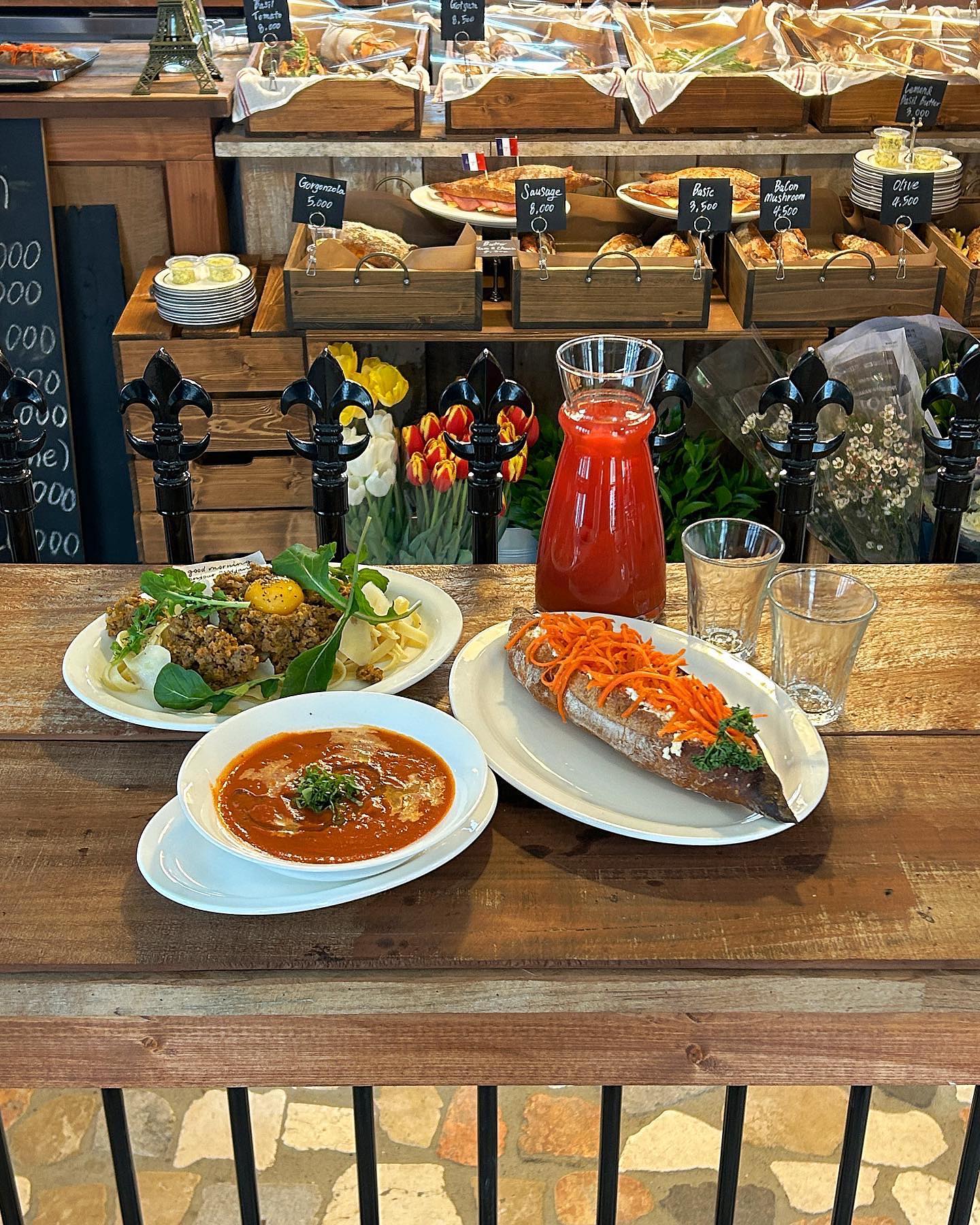 성수의 작은 파리 🇫🇷❤️
뚝도시장 근처에 있는 바게트 샌드위치 맛집 #씨장 🥖

가오픈 기간에 다녀왔건만 한참 늦은 업뎃 

여기 당근 라페랑 화이트 라구 진짜 존맛탱 ,, 😋
바게트 종류별로 쓸어 버리러 가고픈 곳 

#성수카페_씨장

.
.
#성수동카페 #ssijang #뚝섬맛집 #뚝섬카페 #뚝섬유원지 #성수동맛집 #성수 #성수동카페 #성수카페 #성수맛집 #성수카페 #당근라페 #당근라페샌드위치 #바게트샌드위치 #바게트맛집 #서울바게트맛집 #서울가볼만한곳 #서울가볼만한곳추천 #씨장카페 #씨장카페_바게트🥖 #씨장메뉴