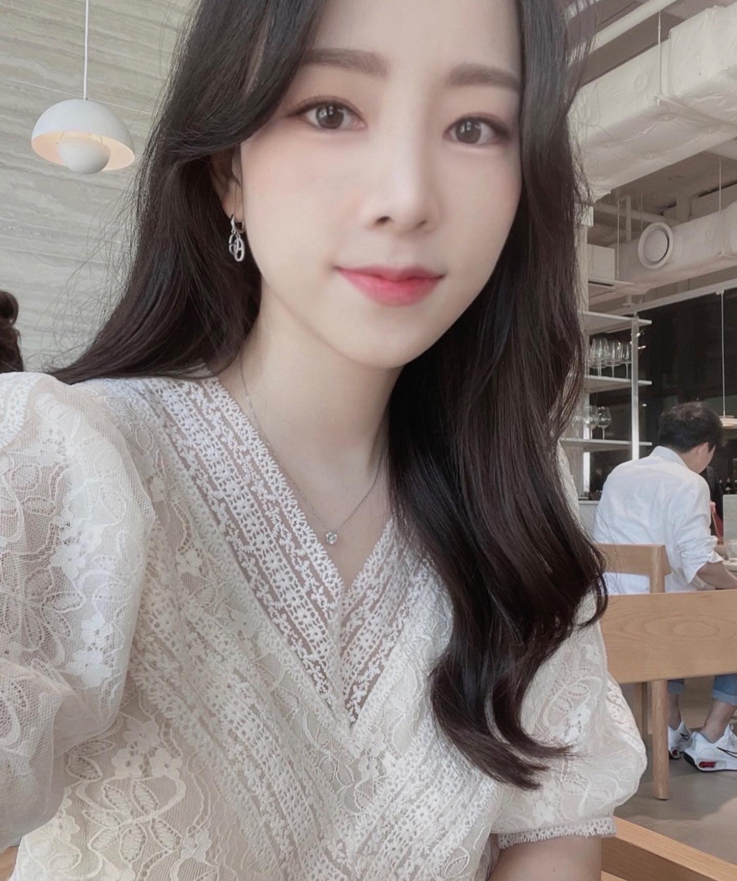 #협찬
자극없는 속눈썹 영양제 추천 👀

메이크업 할 때 마스카라 늘 하는 편인데 속눈썹 펌이나 연장술로 속눈썹이 많이 약해지는거 같아요 😢

전에 다른 속눈썹 영양제 샀다가 눈 주위 피부가 붉게 올라오고 가려운 적이 있어서 그 후로 잘 안 써봤는데 ‘셀렉션 토탈래쉬 세럼’은 진짜 자극이 없어서 잘 쓰고 있어요💓

✔️안자극테스트, 민감성테스트 통과
✔️길이도 길어지고 튼튼하게 해주는 케라틴 유전자를 직접적으로 자극하는 성분인 독일 sym x-lash 함유
✔️오일프리/ 수용성으로 기름지지 않고 산뜻한 제형

상시 할인 중이이에요 ღ’ᴗ’ღ 
cellfection 
#셀펙션 #속눈썹영양제 #토탈래쉬세럼