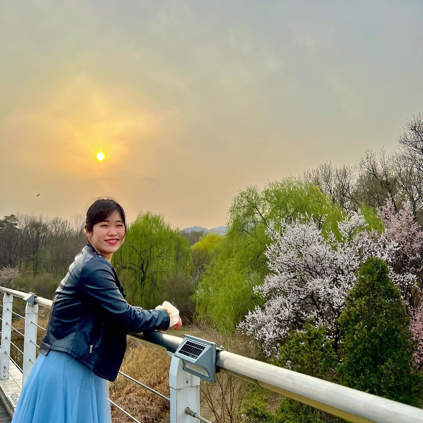 #🌸
1년 반만에 만난 중딩때 급식팟과
얼렁뚱땅 꽃놀이 댕겨와써요
.
맨날 강남/잠실만 가다가 
구오빠 생카 때나 잠깐 가봤던 
성수가서 맛집 뿌시기👊💥
.
하지만 1인분 하는 사람은 나뿐이고,,
소식좌 3명과 함께하니 
보다 많은 것을 맛볼 수 없었음,,ㅜ
.
맛집 투어 중간에 구경하다가 들렸던
아프리카 메이드 소품샵 ‘제리백’은
제리백 가방을 구매하면 
판매금의 일부가 기부가 되고
다른 소품을 구매하면 판매금의 일부가
가방 제작비로 쓰인다고 함,, 👍
귀여운 소품 많고 가격도 괜찮으니
주변 갈 사람들은 한 번 씩 들려보시길👀
.
오랜만에 만나서 넘 반가왔고
담에 볼 땐 좀 더 느긋하게 보장~
진아는 일본에서 돌아올 때 치이카와 잊지마~^^🫰💕
.
.
.
#일상 #일상스타그램 #99 #스물다섯 #봄만스물다섯 #백수 #백수스타그램 #봄스타그램 #🌸 #성수 #성수맛집 #뚝섬역 #아파스타먼트 #🍝 #당도 #🍨 #라프레플루트 #🍓#서울숲 #매화 #벚꽃 #꽃구경 #나들이 #먹스타그램 #맛스타그램 #우정스타그램