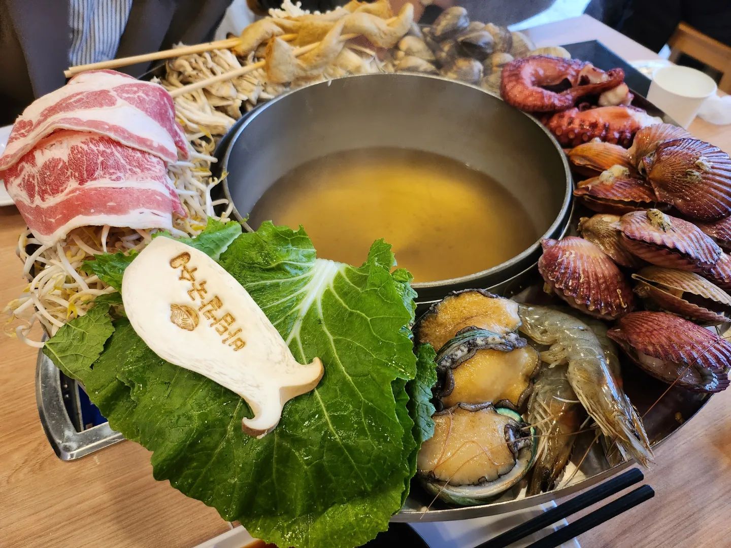 간만에 오이도 나들이~♡
바닷바람에 뜨끈한 칼국슈!!!!
헤헷
#바담칼국수 #오이도 #오이도바담칼국수 #칼국수 #오이도맛집 #오이도핫플