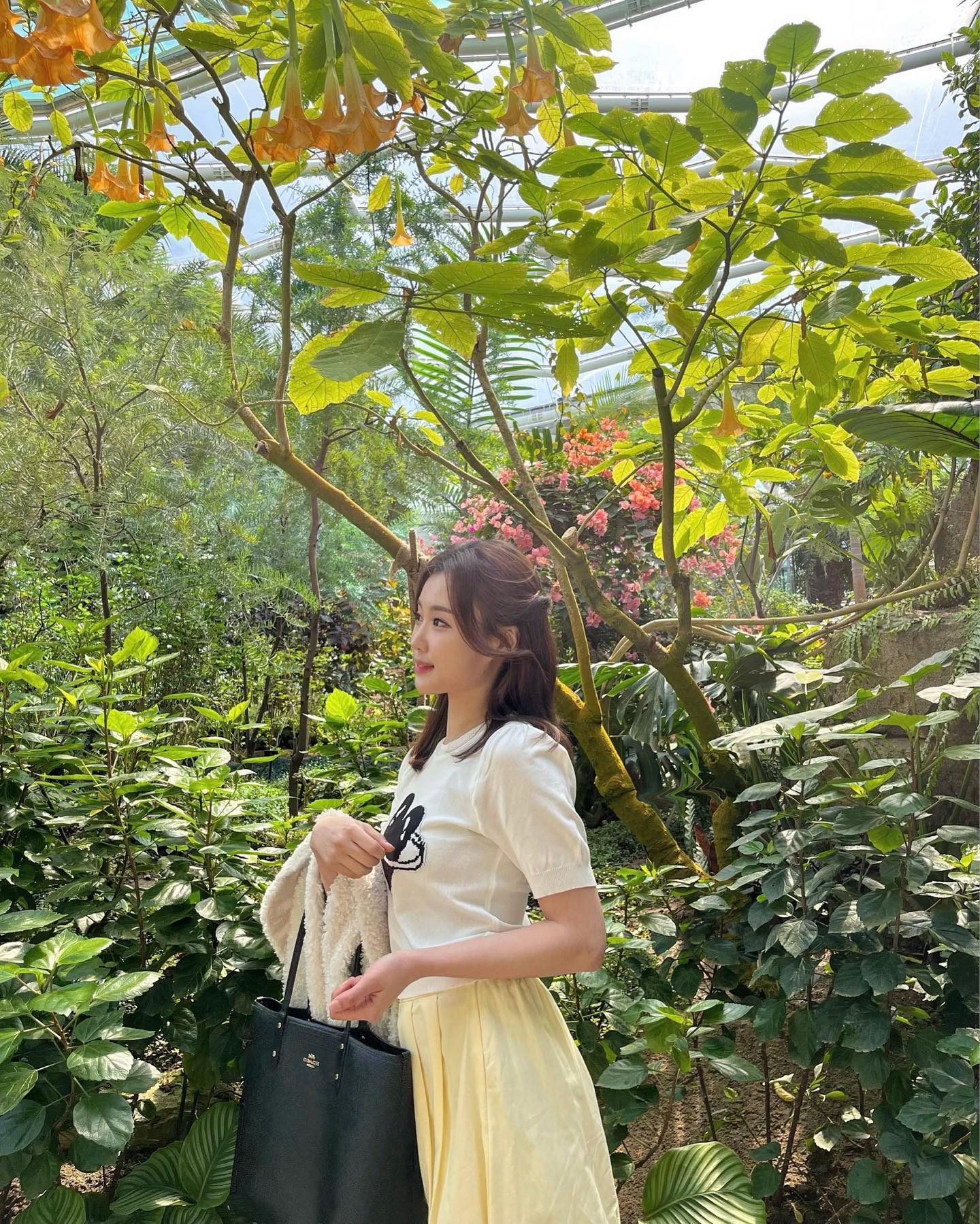부천 수피아 식물원🌴
힐링하고 왔습니다🫠💓

헤어&메이크업 💇‍♀️ cocomakeup7909 
.
.
.
.
.
.
#수목원 #식물원 #부천 #부천놀거리 #부천갈만한곳 #경기도 #경기도가볼만한곳 #경기도부천 #리포터 #조주이 #주이 #아나운서 #아준생 #사진 #반묶음 #헤메 #헤어메이크업 #ffff #f4f #ootd #forest #koreastyle #reporter #첫줄 #좋반 #좋아요반사 #맞팔 #일상 #데일리