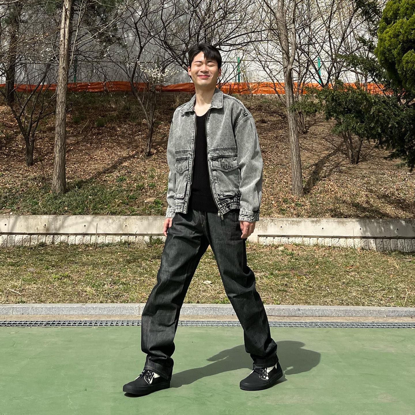 내 나이 스물일곱,,
Y2k 패션 따라잡기 도전💪

🧥- drawfit_official 
👕- anotheryouth_offi 
👖- levis_korea 
👟- vans_korea 

#청자켓코디 #청자켓추천 #청자켓패션 #리바이스빈티지 #리바이스청바지 #리바이스엔지니어드진 #y2k패션 #mz패션 #한강룩 #벚꽃룩 #락시크룩 #락시크코디 #락시크