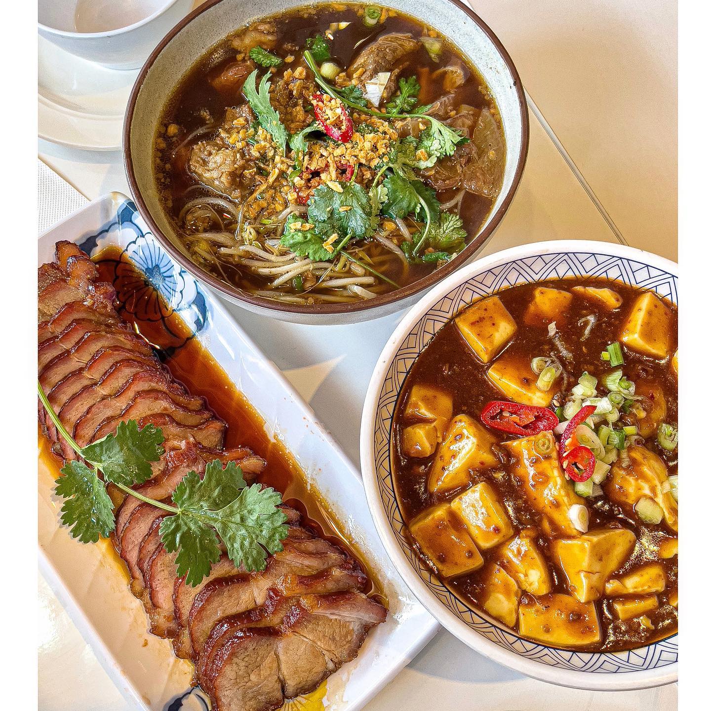[ 홍대입구역 홍콩요리 맛집 : 홍콩식당 홍대점 ] 

#협찬 홍대입구역 9번출구 바로 앞에 위치한 홍콩요리 전문점 
홍콩식당에 다녀왔어요🙌 현지 쉐프님이 직접 운영하고 있어서 인테리어도 이색적이고 현지 분위기를 느낄 수 있답니당

흑돼지허니차슈는 부드럽고, 단짠단짠 양념이 중독성 있어서 와구와구 먹고 왔어요ㅋㅋㅋㅋㅋㅋ 쉬림프마파동은 약간매운맛으로 주문했는데 전 맵찔이라 좀 맵더라구요😂 그래도 오동통한 새우랑 두부, 밥이 가득 나와서 가성비 넘 좋은 것 같아요💛 우육도가니면은 향이 진하지 않고 담백해서 부담없이 먹기 좋았어요~! 고기도 큼직큼직해서 완전 제 취향,,,🫶

📍이색적인 분위기를 느낄 수 있음
📍가성비 메뉴 (런치타임)

- 서울 마포구 양화로 156 LG팰리스빌딩 1층 113호, 115호
- 영업시간 : 월~금 10:30 - 22:00
  토~일  10:30 - 02:00

#홍콩식당 #홍대맛집 #홍콩음식 #홍대맛집추천 #홍콩요리맛집 #홍대핫플 #서울맛집 #연남동맛집 #홍콩식당홍대 #인생맛집 #홍콩밀크티 hkfusion.official