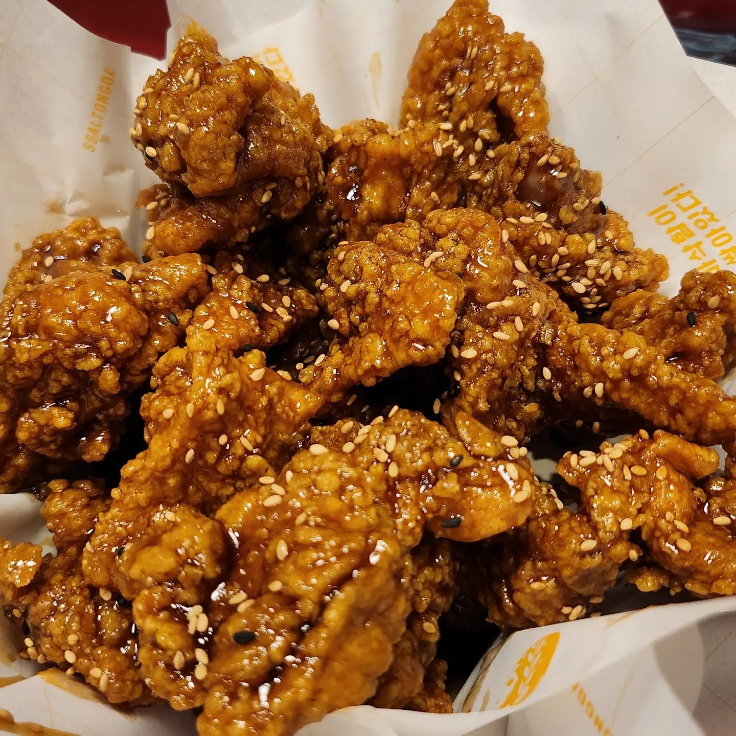 ㅎㅎ 어제 먹은 치킨😀
이상하게 치킨은 많이 못 먹는데
기회가 되어 먹으러 간 곳!!

저는 치킨이랑 피자중에
고르라고 하면 저는 피자!!
울님들은 치킨이려나~~??

음식사진 잘 안올리는데
어제 하이볼 짠하고 치킨
사진을 안올려서 찾아
올려봤어요🫨

꽃샘추위 조심하세용☺️
어우 추버라~~~~
어딘지 안 궁금하겠죠??호호

(안궁금하겠지만)혹시나 궁금하다면
그냥 슬며시 디엠주세요>_<!!
.
.
.
.
.
#통닭 #치킨먹방 #후라이드치킨 #간장치킨 #먹방사진 #먹부림 #선팔은곧맞팔 #몬누누 #유토피안 #일상소통 #일상그램 #꽃샘추위 #치킨이진리