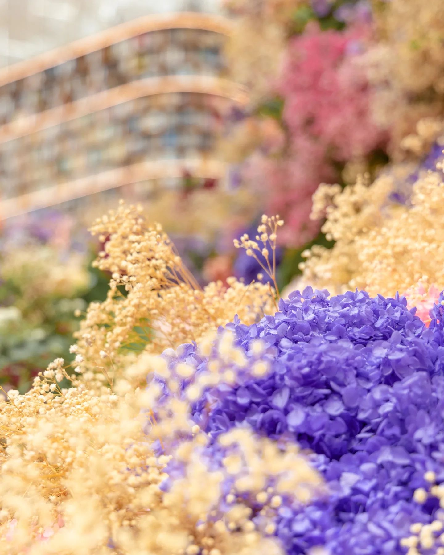#hx2_place
⠀
⠀
오랜만에 찾아간 #별마당도서관 에도 봄이 왔더라구요🌸
#시가불러온봄 이라는 이름으로 4월 4일까지 꽃 전시를 진행중이라고 합니다 !
#꽃전시 라는 이름답게 꽃들은 모두 조화가 아닌 #생화 와 #드라이플라워 로 이루어져 있구요🌸🌸🌸

사실 이날 둘다 컨디션이 좋지 않았어서 저희 사진은 한 장도 없지만,,,
요렇게 예쁜 곳 소개하지 않을 수 없지용 XD
전시 끝나기 전에 한 번쯤 들려보시길 추천드립니다🩷
⠀

📌 별마당도서관
⠀
☑ 서울 강남구 영동대로 513 스타필드 코엑스몰 B1
⠀