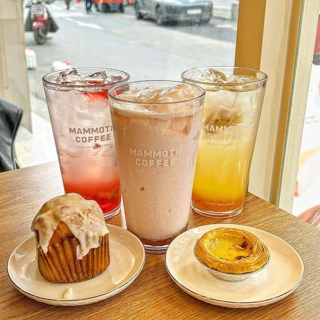 럽잇 (loveat❣️) on Instagram: "#협찬 #럽잇 #loveat 산뜻~한 봄과 잘 어울리는 존맛탱 봄신상 음료 구경오세요🍑 기다렸다는듯 따뜻해지자마자 봄음료를 출시한 #매머드커피 에서 납작