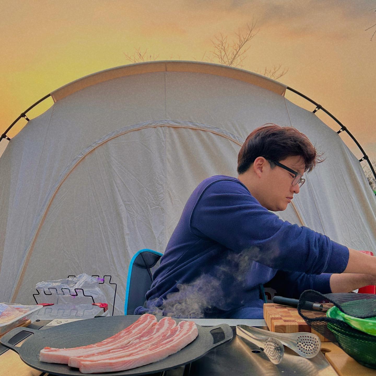 정말 …‼️
5개월 만에 캠핑이였어요❤️‍🔥
오랜만의 휴식이라 캠즐기느라 인스타 업로드도 못하고 😂😂

너무 간만에 짐을 싸서그런지 필요없는 것만 가져오고 정작 필요한건 없어서 급하게 근처 다이소가서 사고 🤪

요번엔 여주 금은모래캠핑장을 친구와 함께 갔는데 금액도 너무 좋았고 시설도 좀 먼거치곤 넘 좋았어요‼️ 매니아들이 많으신거 같더라구요 매너시간도 잘지켜졌고 무엇보다 가격 25000원 실화⁉️남한강도 보이고 자전거길바로옆이라 ㅋㅋ 사람들이 산책하면서 캠핑하는걸 구경하시지만 진짜 좋았습니당~ 다만 날벌레가 좀 많은거빼고😔 ㅋㅋ