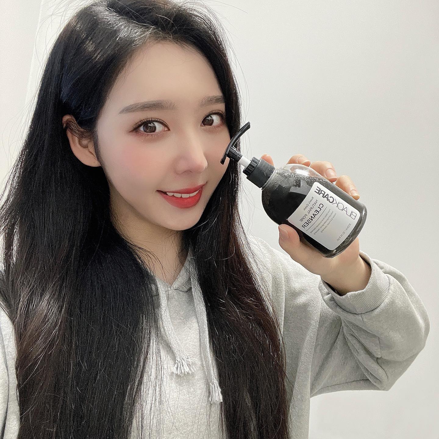 #협찬 
beanscabin_official
🫘🛁빈스캐빈 블랙케어 약산성 모공 젤클렌저

아기피부와 가장 유사한 약산성(pH4.5) 클렌징폼 인데요ꔣ
거품도 부드럽고, 사용 후 속당김이나 자극이 없어서 남녀노소 누구나 사용할 수 있어요! 

🖤 국내 클렌징폼 중 가장 이상적인 약산성의 pH지수(pH4.5)
🖤 숯을 파우더화하여 검정콩에센스로 코팅한 항균클렌저
🖤 천연유래86%, 인공계면활성제❌ , 인공색소 무첨가❌
🖤 녹두, 쌀, 쌀겨, 팥 성분 함유로 세안하면서 천연팩 효과
🖤 모공 속 노폐물과 메이크업 잔여물을 흡착하여 클렌징과 모공관리를 동시에 가능

🫘 빈스캐빈 공식쇼핑몰 http://beanscabin.com/ 

#빈스캐빈 #빈스캐빈약산성클렌저 #약산성폼클렌징 #곡물클렌징 #천연클렌징폼 #여드름클렌징폼 #모공클렌징 #폼클렌징추천 #빈스캐빈모공젤클렌저 #폼클렌징 #젤클렌징폼