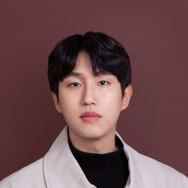 임문기 on Instagram: "#광고 #협찬 #증명사진 
@photoweekplus
.
.
좋은 기회를 얻어서 이번에 프로필사진을 찍고 왔습니다!!
시설도 깔끔하고 포토그래퍼분께서 포즈나 배경컬러지 추천도 해주고 분위기도 편하게 만들어 줘서 자연스럽게 나온거 같아요!!
보정도 꼼꼼하게, 원하는 부분 다 해주셔서 좋았습니다!!
.
.
#증명사진 #홍대사진관 #송파사진관 #강남역사진관 #홍대증명사진 #잠실증명사진 #강남역증명사진 #잠실증명사진 #송파증명사진 #연님동사진관"