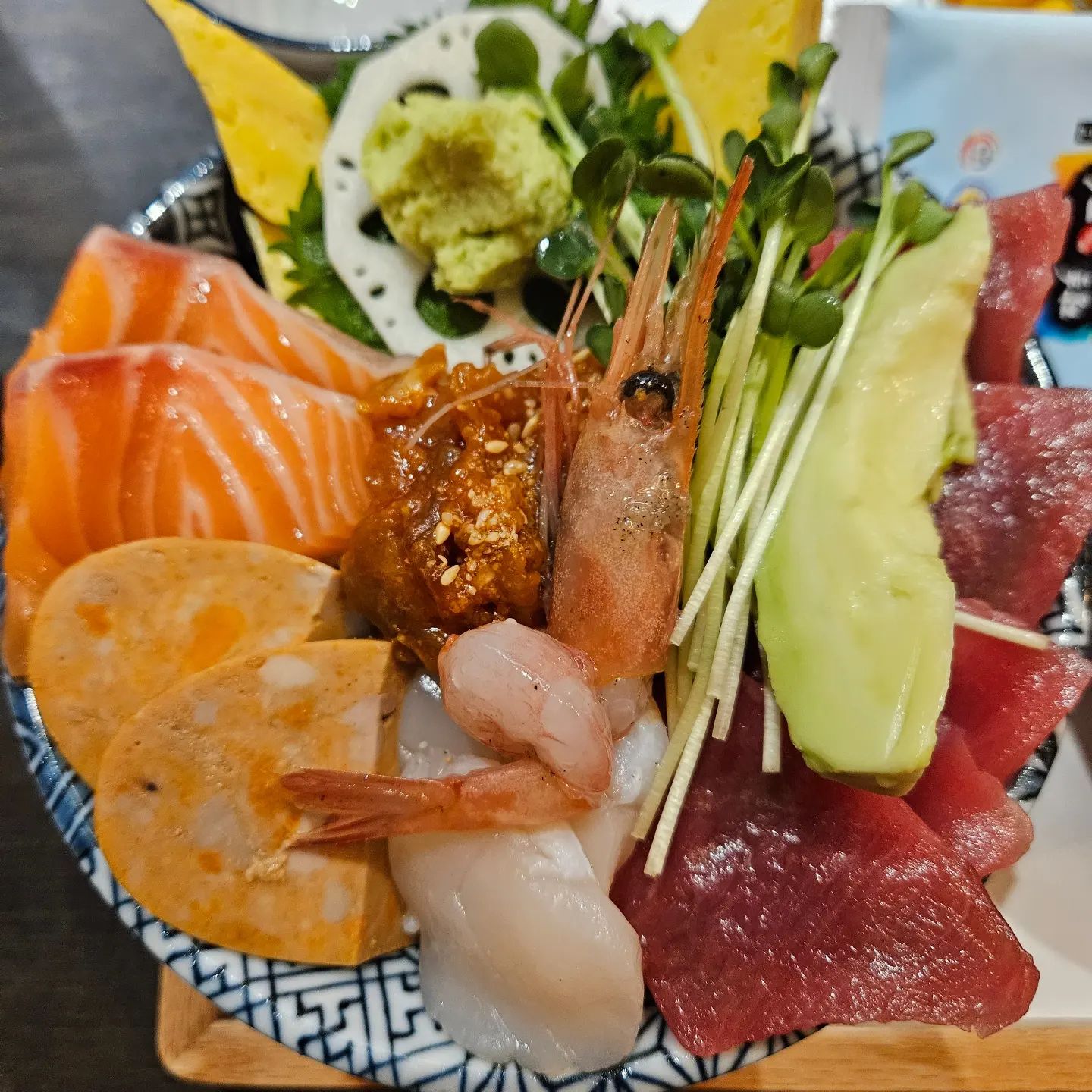 벼르고 벼르던 #카이센동 으로 유명한 선릉 존맛집 #마구로동우니도 에 다녀왔습니다!🫡
협소한 가게와 엄청난 유명세 덕에 점심, 저녁 필수 1시간 정도 웨이팅해야하는 곳인데 타이밍을 잘 맞춰서 거의 안 기다리고 먹을 수 있었어요 (월요일 저녁)
위치도 선릉역 바로 앞이라 가깝더라구요
좌석은 총 6테이블 정도이고 혼밥 하시는 분들도 많아서 눈치 안보셔도 됩미다😜
대표메뉴인 마구로카이센동과 카니미소구이를 같이 시켰는데 왜 줄서서 먹는지 알겠는 맛이었어요 간장을 취향껏 한바퀴 둘러서 섞지않고 사시미와 밥을 함께 떠먹으면 됩니다🍣
밥과 반찬 리필은 무료라서 카니미소구이와 밥을 함께 비벼먹어도 정말 댕꿀맛탱!❤️
👉웨이팅 주의! 평일 저녁 기준 30분~1시간
.
🥣DINING. 마구로동우니도
🥣LOCATION. 선릉역
🥣MENU.
#마구로카이센동 20000원
#카니미소구이 7000원
.
.
#카이센동 #카이센동맛집 #웨이팅맛집 #선릉역맛집 #선릉맛집추천 #카이센동전문점 #선릉맛집 #맛집탐방 #맛집추천 #맛스타그램 #먹스타그램 #음식스타그램 #푸드스타그램 #먹스타그램맞팔  #먹스타맞팔환영 #먹팔 #먹스타맞팔