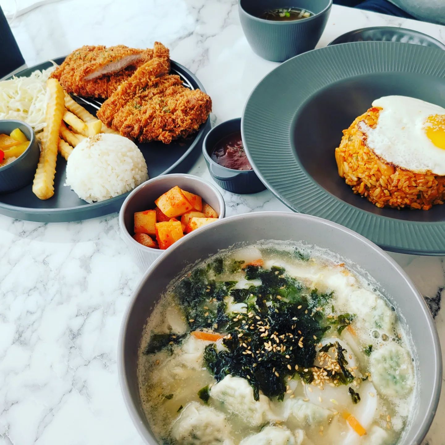 #협찬 부산송도맛집

🍽  비치로드 133
🏠 부산 서구 송도해변로 133, 3층
⏰️ 월~금 12:00~24:00
  토~일 12:00~01:00
☎️ 0507-1396-0148

✅️ 낮엔 양식, 밤엔 맛있는 안주를 즐길 수 있는 곳
✅️ 단체인원도 수용가능한 넓은 공간
✅️ 농림축산식품부 제공 안심식당 
✅️ 주말에도 가능한 런치 스페셜 메뉴

✨️ 니니의 초이스 메뉴

안심돈까스/ 떡 만둣국/ 김치볶음밥

두툼한 두께의 안심돈까스 
한입에 먹기좋은 크기의 만두와 떡, 김가루까지
매콤한 김치와 고소한 계란프라이의 조화

📢 송도 해수욕장 뷰를 한번에 볼 수 있는 곳
📢 다양한 메뉴를 맛볼 수 있는 곳
📢 친절한 사장님이 계신 곳

#부산송도맛집 #부산송도해수욕장맛집 
#암남동맛집 #송도분위기좋은곳 #먹팔맞팔 
#선팔하면맞팔 #최신피드댓글
