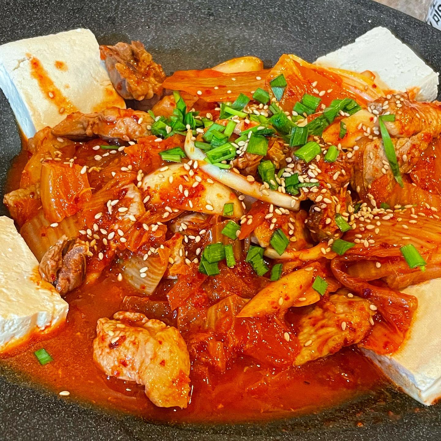 💡 방이먹자골목 맛집 💡

#무진장포차 

두루치기에 두부 싸먹으면 환상의 조합 ♥️ 여기에 계란탕까지!!! 
일단 기본 찬으로 김치전에 계란후라이를 줘서 너무 좋았는데 식판에 담긴 떡볶이랑 샐러드까지! 가볍게 식사겸 소맥하기 좋은 가게입니다 ☺️

인테리어는 실내포장마차st로 2차로 편안하게 술마시기 좋은곳이였어요! 노포포차느낌 너무 좋아하는데 역시 #방이먹자골목 ❕❕❕ 어떤 가게든 있는 맛집 거리네용ㅎㅎ
가격도 두루치기 8500₩으로 무진장 저렴해요!! 방이먹자골목 가면 한번쯤 들려봐도 좋을곳 💕

✔️ 위치 : 서울 송파구 올림픽로32길 27
.
.
.
.

#잠실맛집 #잠실술집 #건대맛집 #건대입구 #송파맛집 #서울데이트 #서울맛집 #서울실내포차 #서울포차 #잠실두루치기 #두루치기맛집 #계란탕 #벚꽃 #송파핫플
