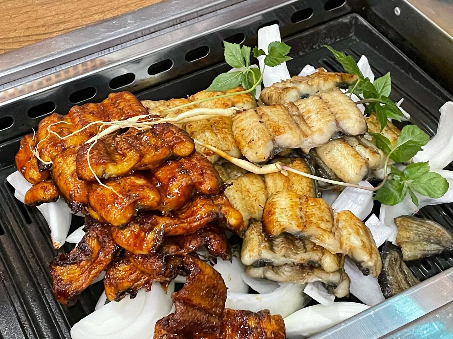 #함안#함안맛집#아라풍천민물장어

*영업 시간 11:00-22:00 (15:00-17:00 브레이크 타임)
*매달 첫째, 셋째주 일요일 휴무
*제로페이가능
*단체석 o
*주차 o

장어소금구이/장어양념구이 1인분 30,000원 

함안 민물 짱어 존맛 .ᐟ 인 곳 #아라풍천민물장어
살이 통통하고 완전 부드러워용 ㅠ ㅠ 소금구이는 담백하고 양념은 달짝지근한 게 중독성 갑 ,.♥️〰️ 생강이랑 같이 먹으면 아주 저세상 경험하고 옵니다 ,, ㅠ ㅠ
직접 구워서 나와서 바로 먹어도 돼서 좋고,
비리지 않고 싱싱해서 정말 추천인 곳이랍니당 ~ ☺️☺️

#함안가야 #가야맛집 #가야맛집추천 #함안장어맛집 #함안민물장어