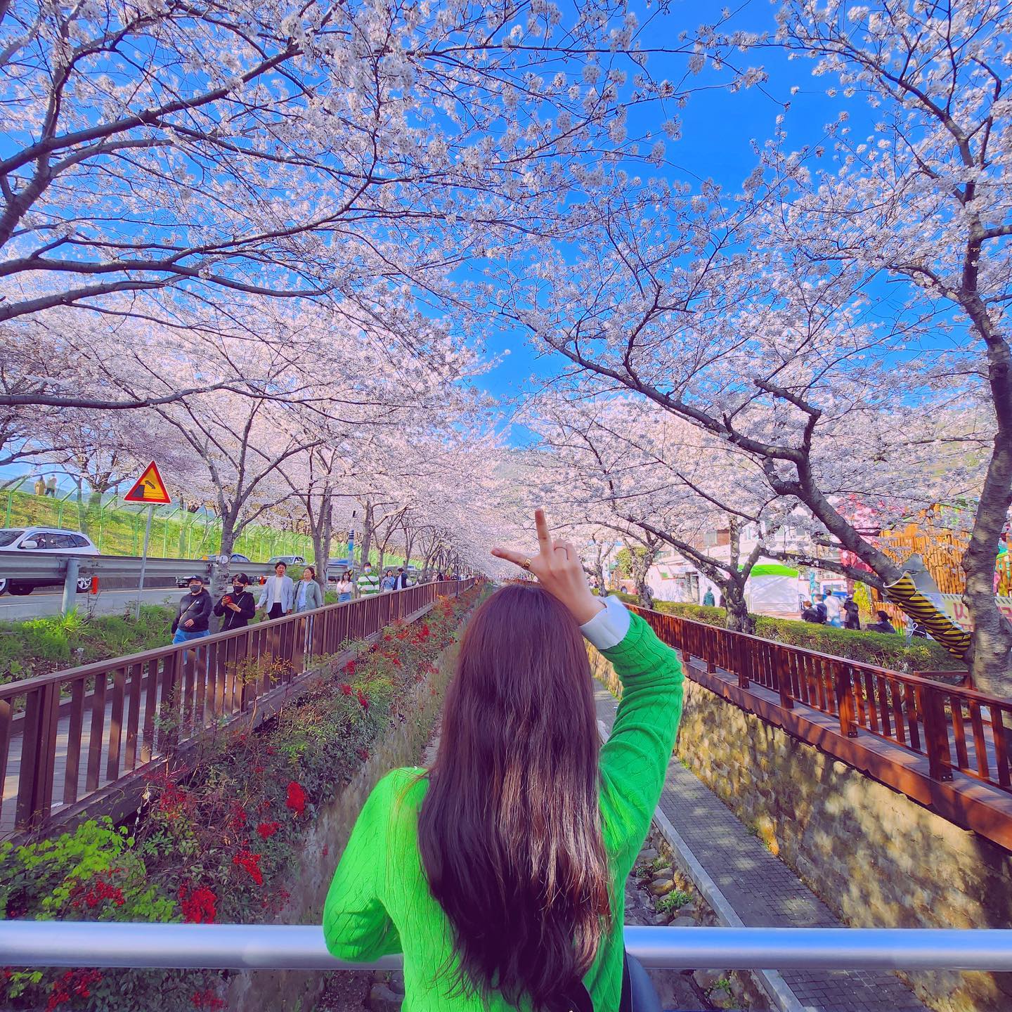 진해 다녀왔어요😘
사람반 벚꽃반이라고해서 긴장하고 갔는데 평일이라서 그런지 생각보다 사람이 없어서 구경하기도 수월하고 사진찍기도 좋았어요❤️

#진해#진해맛집#진해여행#진해군항제#진해벚꽃#진해핫플#진해가볼만한곳#진해로망스다리