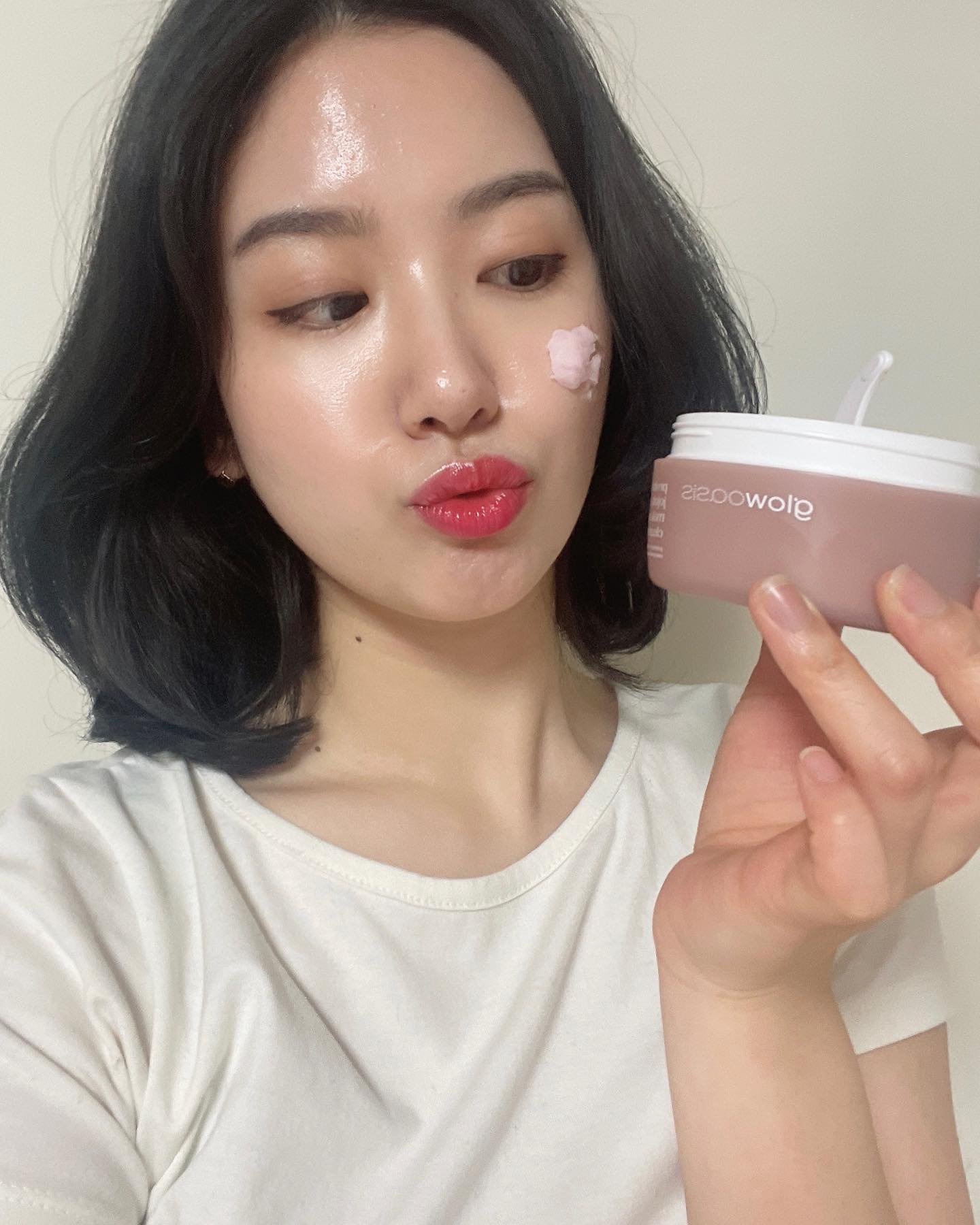 #협찬 ; 글로오아시스 호호바 오일 클렌징밤

비건 스킨케어 브랜드 ‘글로오아시스 glowoasis_kr ’에서 메이크업 멜트 클렌징 밤이 리뉴얼 출시 됐어요!

촉촉한 셔벗 제형의 클렌징 밤인데 피부에 닿자마자 샤르르 녹아서 짙은 메이크업부터 피부 노폐물까지 완벽하게 촉촉 딥 클렌징 가능해요 😆

셔벗 밤 타입의 제형이 
문지르면 오일로 변하고 
물에 닿으면 밀크 제형으로 다시 변해요! 

저는 평소에 클렌징 오일을 사용하는 편인데 자극이나 불편감 없이 사용했어요 :)

특히 세안 후에 미끄덩하거나 건조한 느낌없이 촉촉하고 깔끔한 느낌이 들어 만족했습니다! 👍

이런 피부에 추천해요!

✅세안 후 쉽게 건조함이 느껴지는 피부
✅잦은 메이크업으로 예민해진 피부
✅딥클렌징이 필요한 민감 피부

#협찬 
#글로오아시스 #글로오아시스클렌징밤 
#메이크업멜트 #메이크업멜트클렌징밤 
#비건클렌징밤 #비건클렌저 #클렌징밤 
#클렌징밤추천 #비건화장품 #비건화장품추천 
#뷰스타그램