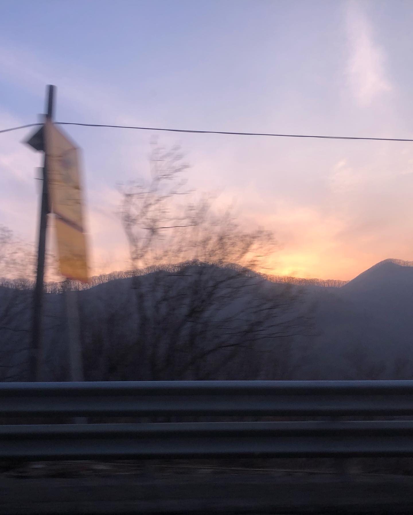 힐링 그 잡채였던 여행
길 잘 못 들어서
비록 30분이 지체됐지만
덕분에 멋진 일몰도 볼 수 있었다
때때로 계획하지 않은 것들 속에서 더 멋진 경험을 할 때 기쁨은 2배🌷

#강원도여행 #홍천 #강원도