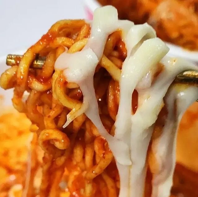 대구맛집 대구카페 대구술집 대구여행 대구핫플 대구숙소 대구데이트 on Instagram: "#협찬 #디너의여왕 #오뚜기 #열떡볶이면

맵덕후를 설레게 할 "오뚜기 신상" 열떡볶이면 2종이 나왔어요.
맵덕들 쏘리질뤄!!!!!!
한 맵부심하는 1인으로써 안먹어볼 수 없잖아요?! 바로 도전해봤습니다.

❣️오리지널 열떡볶이면
열라면의 매콤함은 지키고 떡볶이 소스의 달달함이 추가된 맛으로 달달함 때문에 생각보다는 많이 맵지는 않았어요.
쫄깃한 쌀떡과 오뎅까지 들어있어서 씹는 맛은 덤입니다.

❣️로제 열떡볶이면
오리지널이 매운맛에 좀 더 집중했다면 로제는 부드러움 한스푼이 추가된 맛이에요. 치즈가 들어가있지 않는데도 치즈떡볶이 느낌이 들어요.
마찬가지로 쫄깃한 쌀떡이 별미였습니다.

떡 양도 많아지고 로제맛도 추가되어 다시 돌아온 열떡볶이면
떡볶이러버에 매운맛 좋아하시면 꼭 드셔보세요.
오리지널과 로제는 라볶이와 치즈라볶이의 차이인 것 같아요.
매운맛에 자신이 없지만 궁금하신 분들은 로제 열떡볶이면으로 
특유의 매운맛에 집중하시고 싶으신 분들은 오리지널을 드셔보세요. 
취향에 따라 파마산치즈와 모짜렐라치즈도 추가하면 
매운맛은 중화되고 맛은 덤으로 얻어갈 수 있습니다.

📍편의점, 온라인
💰 3500원
❗️ 분말스프와 액상스프는 마지막에!
🍯 전자레인지에 30초 돌려먹으면 맛 업그레이드!

#떡볶이추천
#오뚜기떡볶이
#편의점떡볶이
#야식추천
#라면추천
#신상라면
#라면레시피
#편의점라면
#신상떡볶이
#먹팔"