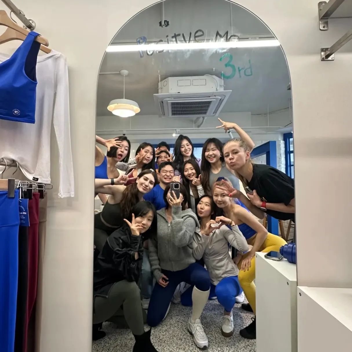 💙나를 긍정하는 방법 : 
with positive me💙

좋은 기회로 이번 포지티브미의 3기 엠버서더가 되었습니다🤗

사실 운동복이 이뻐서 지원했지만
막상 OT에서 포지티브미의 브랜드이야기를 듣고 반하게되었답니다!
(사실...다음 일정이 타이트하지않았으면 쇼핑엄청했을듯..!!)

💙 포지티브미는 '있는 그대로의 나'를 긍정하는 것부터 시작한다고 합니다.

💙긍정적인 마음가짐을 시작으로 행동 하나하나가 건강한 우리를 만들고 지속가능한 지구를 만들어갑니다🌎

_
저 역시 운동을 지도하고 있는 사람으로서 회원님들이 체중감량, 통증감소, 체형교정등 다양한 이유로 찾아오지만 

운동을 통해서 목표달성뿐만 아니라
운동에 대한 즐거움과 흥미를 불러일으켜 앞으로 지속될 수 있게 또 긍정적인 마음가짐으로 변화될 수 있게 만들어드리는것이 목표였다 보니 

같은 취지로 많이 알릴 수 있겠다 생각이 들었습니다🫢

곰곰히 생각해보니
저를 긍정하는 방법은 

1️⃣ 회원님들뿐만 아니라 모든  사람들과 즐겁게 운동하기👉👈

2️⃣모든 일에 감사해하기 그렇기에 소확행을 자주 느낍니다😘

3️⃣가치있는 일을 하기
(내 일에 보람은 느끼는것이 최고!)

여러분들의 긍정방법은 무엇인가요?