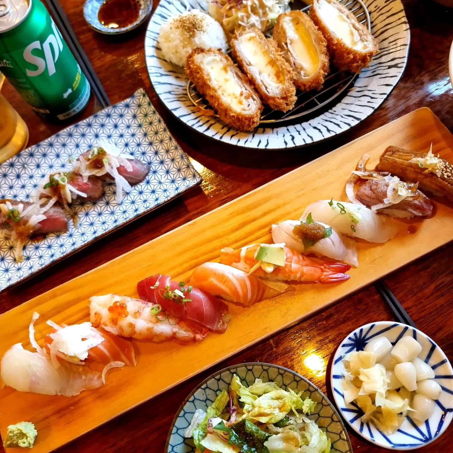 #카모가와스시 #월광수변공원맛집 #협찬
가족들과 외식하기 좋고 모임하기 좋은 곳!
대구에서 일본 정통 스시 맛을 느낄 수 있는 
몇 안되는 정통 스시집

 청정바다 완도에서 엄선해서 공수해 온
안심 먹거리, 싱싱한 횟감으로 활어회 초밥을 
만든다고 하는데요. 생선을 잡기 전에 
척수 신경을 절단한 후 손질하는 방식인
 '신경시메' 로 활어가 더 신선하고 최상의 
 부드러운 식감

▶대구 달서구 월곡로 8 2층
도원동 933-5
영업시간: 11:30~21:30
(정기휴무: 매주 수요일 )
브레이크 타임:15:00~16:40
라스트 오더: 20:30
☎ 053-632-0077

※  주차,단체석,포장 ※

#대구카모가와스시
#카모가와스시
#대구월광수변공원맛집
#월공수변공원맛집
#대구도원동맛집
#도원동맛집
#대구달서구초밥
#달서구초밥
#상인동초밥
#대구상인동초밥
#상인역맛집
#대구진천동맛집
#진천동맛집
#대구대곡맛집
#대곡맛집
#상인동이자카야
#대구초밥맛집
#대구초밥
#대구스시맛집
#월광수변공원맛집
#대구상인동맛집
#상인동밥집