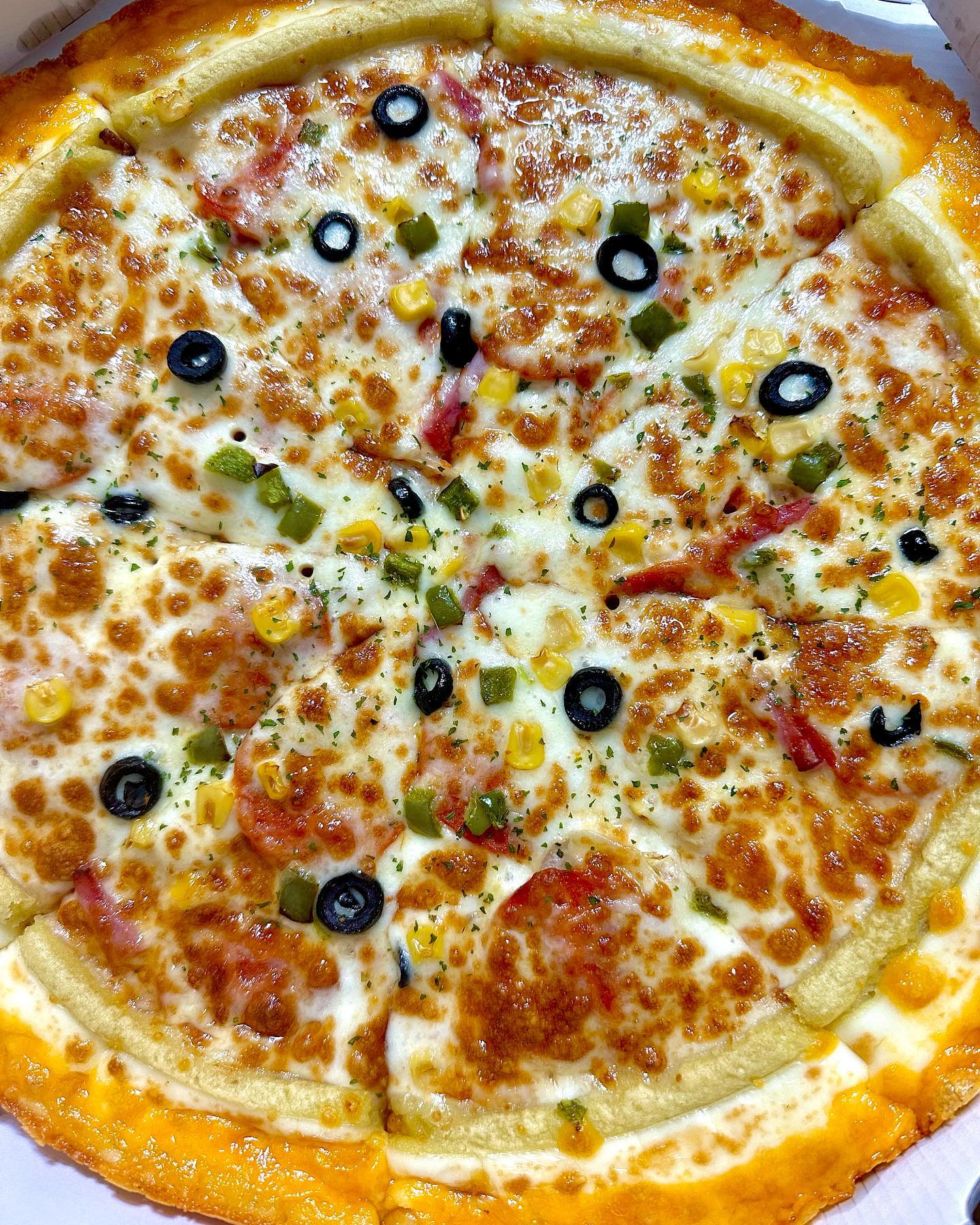 피자맛집 “반올림피자” 시켜봄
#피자맛집🍕 #반올림피자샵 

😋 인생에서 가장 많이 시켜먹은 피자집!

😋 사실 저는 토핑이 다양한 피자를 좋아하지 않아요. 그래서 심플 이즈 베시트인 콤비네이션을 가장 많이 먹죠. 거의 99% 콤비네이션 음식점에서 고르곤졸라!

😋저처럼 피자는 심플이 근본이라고 생각하신다면 반올림피자샵에 콤비네이션피자 추천드려요!! 

😋도우는 스위트골드로 변경(빵끝에 치즈와 고구마) 이건 필수⭐️

😋 별점 : ⭐️⭐️⭐️⭐️⭐️

😋

🍽️콤비네이션피자(L) - 18,900원
🍽️스위트 골드 변경 - 5000원

#반올림피자샵칠곡점 #피자맛집 #피자추천메뉴 #콤비네이션피자🍕 #스위트골드피자