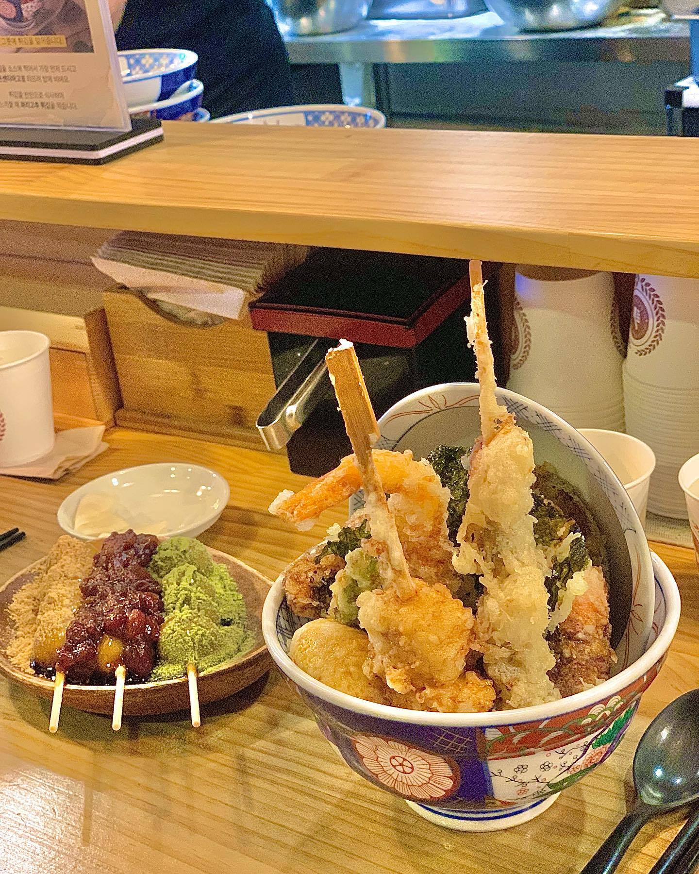 서산에서 온 친규랑 인천 탐방 2💛

#온센텐동본점 🍤

온센텐동 송도점, 부평점에 갔봤는데 이번엔 본점으로!!

온센텐동의 본점으로 친구 붕붕이 타고 오픈 시간 맞춰서 갔는데도 사람들이 많이 있었다

친구는 온센텐동을 시키고 나는 이까텐동으로〰️
오징어튀김을 젤 좋아하는 나에게 안성맞춤 텐동이다!!! 이까텐동 완전 강추!!!⭕️

#이까텐동 👏🏻👏🏻
#온센텐동