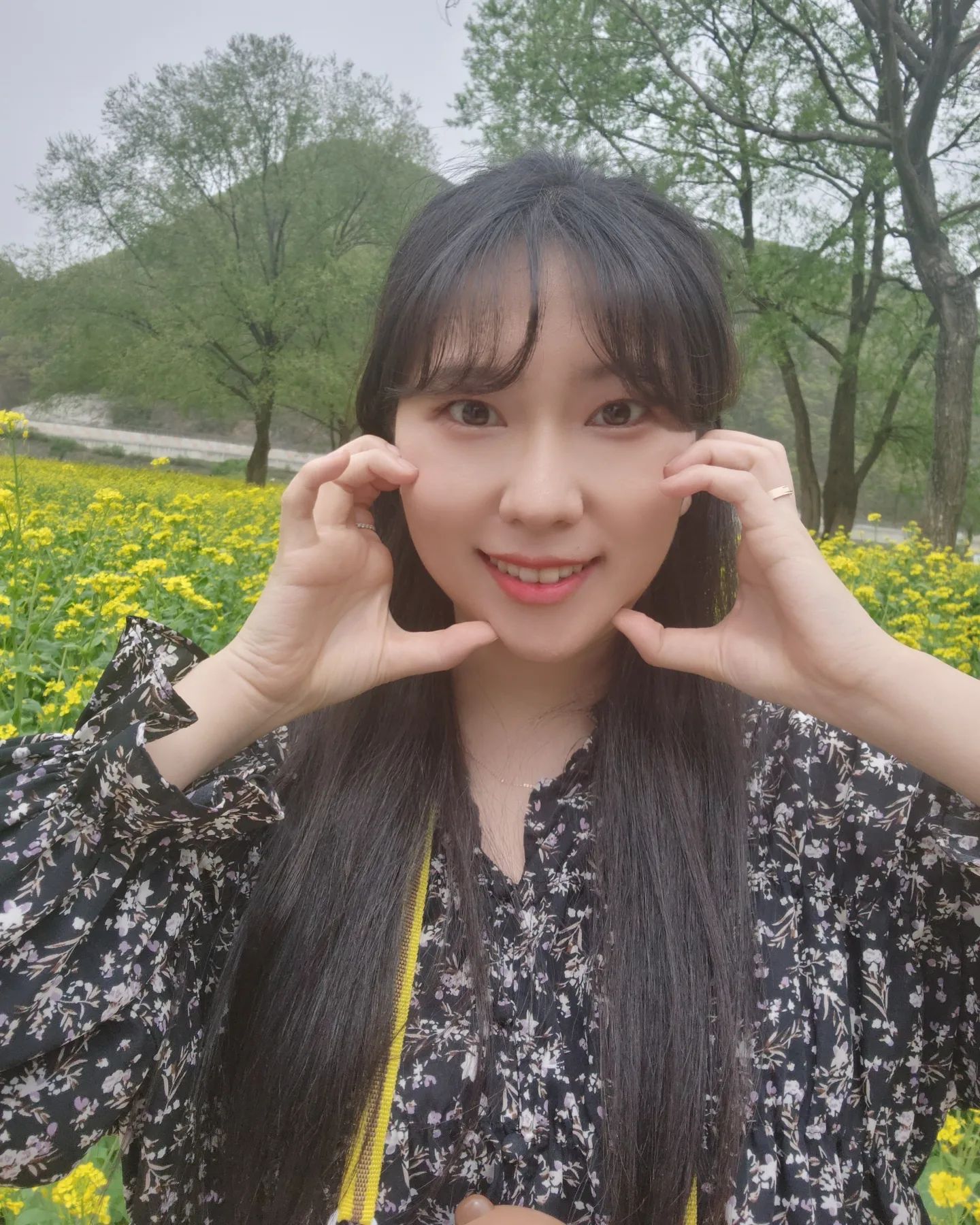 💛1400일💛
요즘 너무 바쁜 우리 둘🥹
서로 다른 우리가 홈스윗홈을
준비하는 과정은 옴청나게 빡쎄다!!!🫨🫨
하지만 이번 주말은 완전 씬나버렸지 모야?!! >_</)💕💕
유채꽃도 노랑노랑 예쁘고,
래준이가 선물해준 꽃도 예쁘다💛
.
.
.
#옥천유채꽃
#옥천유채꽃밭
#연애스타그램 
#럽스타그램❤️ 
#봄꽃여행 
#대전근교나들이