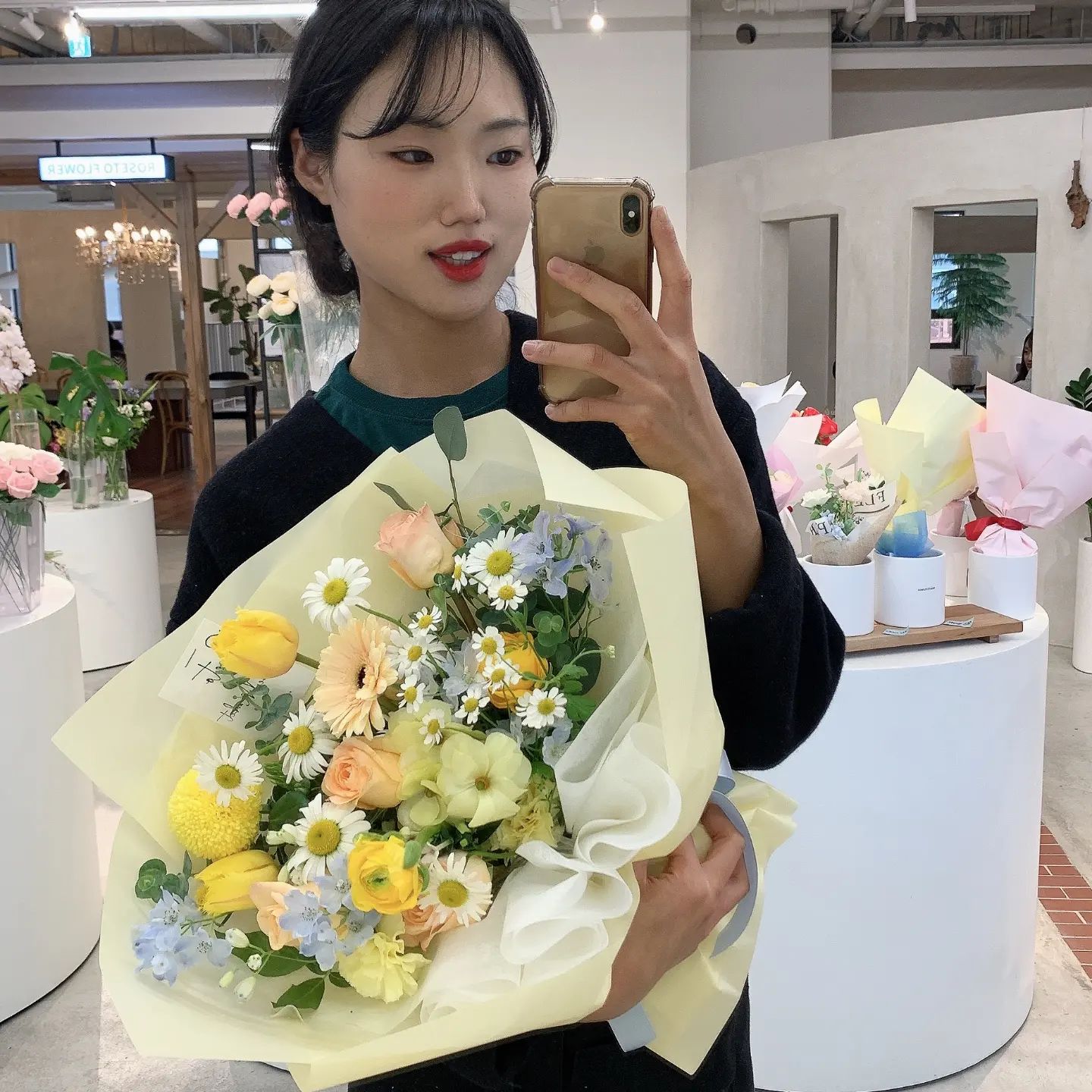 오늘따라 예쁘게 말 해주는 손님이 많아 감동받구 힘이 솟았던 날 💕
감사합니다! 예쁜말 조아용
.
.
#플로리스트일상 #셀카