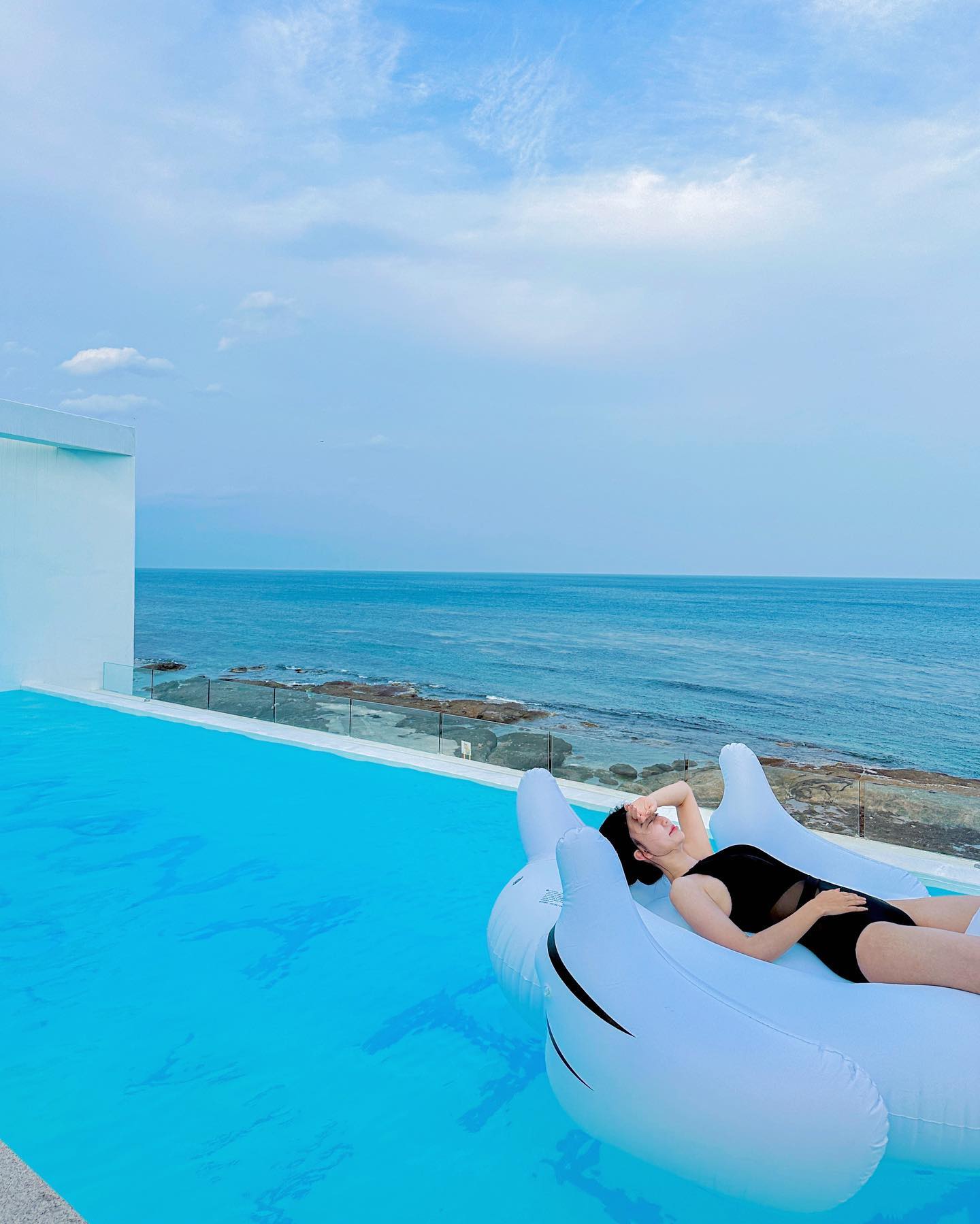 포항 바다가 보이는 미온수 인피니티풀과, 뜨끈뜨끈 자쿠지까지 다 갖춘 곳 🏊‍♀️

이 정도 오션뷰 수영장은 있어줘야 풀빌라 아니겠어요💙
 
 
#숙소협찬 #트래블로미_포항 
#포항풀빌라 #포항신축빌라 #포항나나힐풀빌라