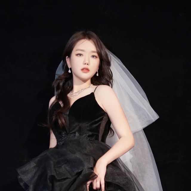 Chloe(a.k.a.젠또언니/ESTJ) on Instagram: "어도비를 이용하면
163 짧뚱이도 길어질 슈 있어요

📍 @reverie__studio 

👗 @yumidressroom 

#드레스촬영 #스튜디오촬영 #라라클리스튜디오"