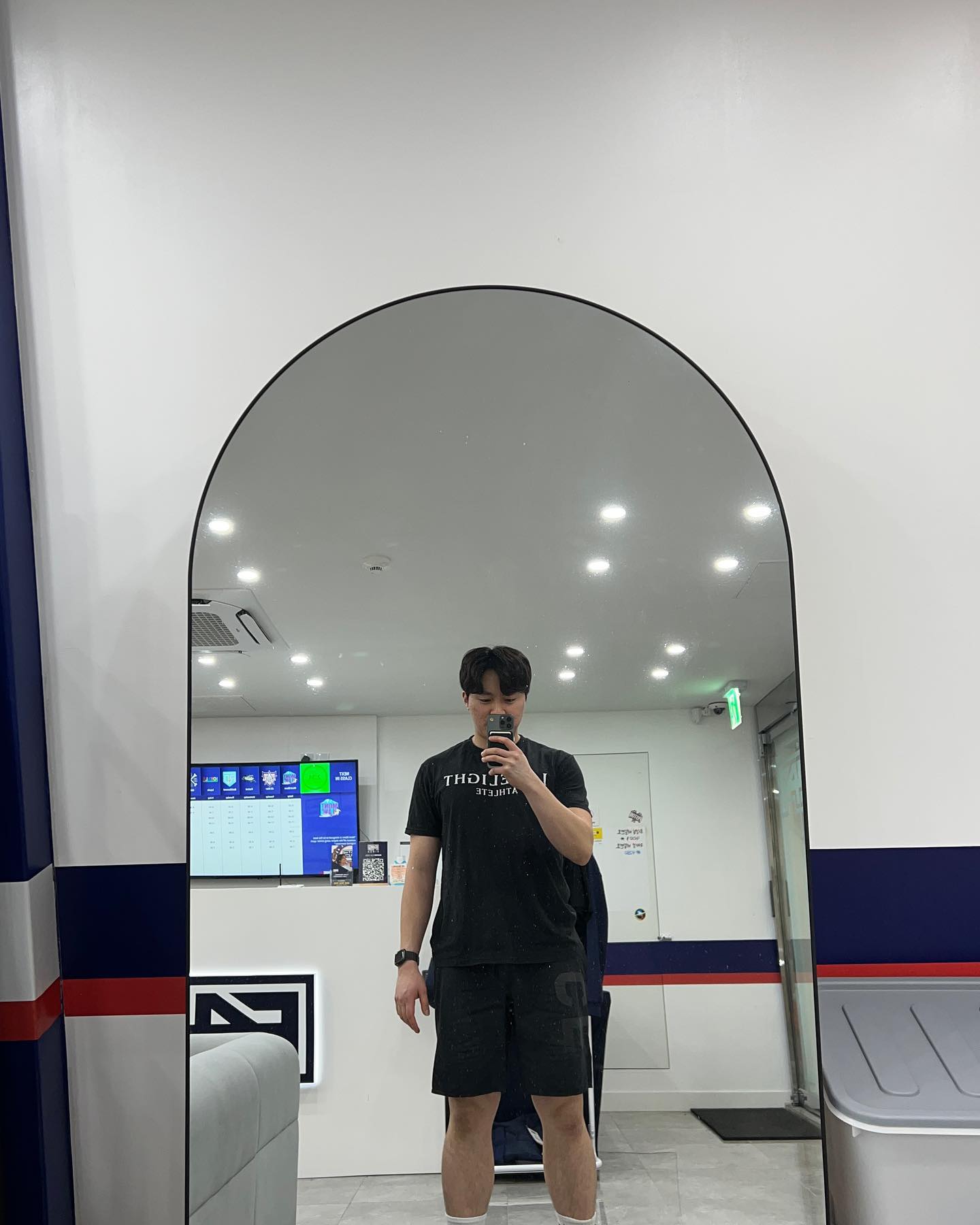 처음에는 혼자거울 앞에서 몰래 사진찍다가 점차점차 사람들과 친해지고 회사팀원과 함께 운동하면서 F45신사 포토존에서 자신있게 인증샷🥰🥰