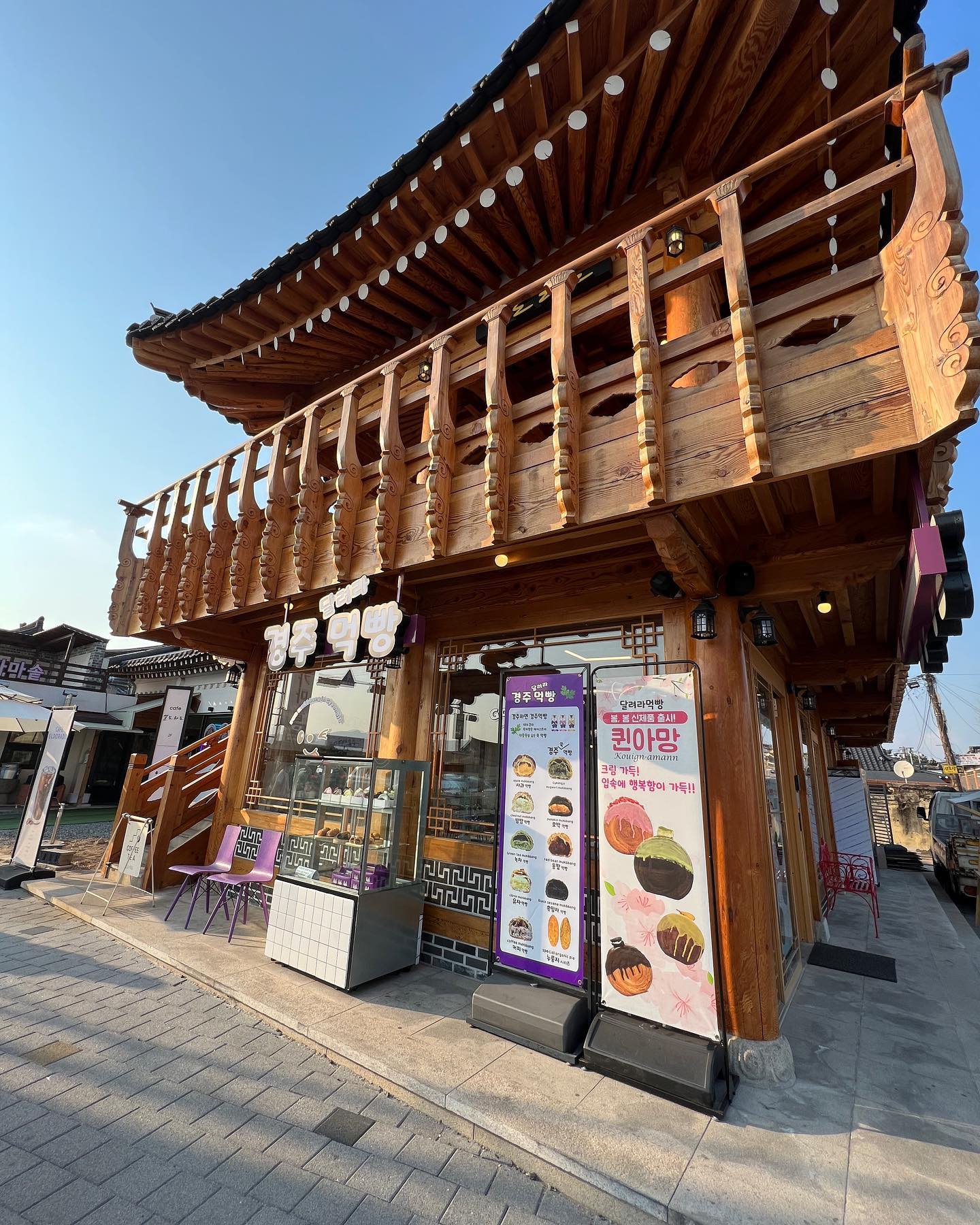 #협찬 
경주 황리단길 대릉원점 #달려라먹빵 
경주는 항상 갈때마다 사람이 많아서
너무 힘든데ㅜ
그래도 갈 수 밖에 없는 이유
: 맛집 완전 많음
그 중에 방문 / 포장 / 배달 셋 다 되는 디저트 맛집 추천입니당

한옥이라 너무 예쁘고 홀 매장도 있어서 먹고 남은건 포장해갔어요🥰
커피머신은 곧 들어올 예정이라 하셔서 히비스커스 티 마셨답니다
경치도 좋고 힐링하는 시간이었어요
달려라먹빵 메뉴 종류는 총 세개가 있어요!
먹빵 / 퀸아망 / 누룽지
🌸먹빵은 쑥, 통팥, 흑임자, 밤밤, 사과, 커피
+ 시즌 메뉴 유자 호박 녹차 가 있어요!
개인적으로 제일 좋아하는 시리즈입니다 🥰
6개 1박스이고 박스로 구매하면 15,000원→13,000원으로 할인(낱개 구매 시, 개당 2,500원)합니당!

선물용으로 완전 딱이에요🥳
💖퀸아망 시리즈
녹차, 산딸기, 솔티드캐러멜, 블루베리,치즈,초코가 있어요!
안에 크림이 들어있어 구매 후 바로 섭취 / 냉동보관 시 2주 보관 필수!

마지막으로 누룽지인데
짝꿍 원픽입니다💓
황남 누룽지 시나몬 / 뿌링클 / 달콤 / 매콤
- 가루가 올려져있어서 너무 맛있고
계속 입에 들어가는 맛,,?👍
공영주차장 근처라 주차 후 사러가기 좋아요!
앞으로 경주빵 기념품은 달려라먹빵에서😘

#황리단길카페 #황리단길경주빵 #경주빵 #경주기념품 #첨성대 #황리단길빵집