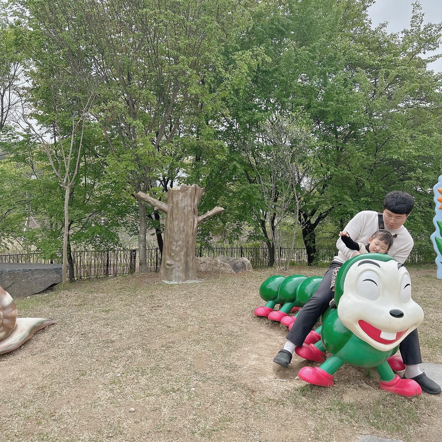 같이 사진 찍고싶은 아빠
도망가고 싶은 꾸러기 딸

사이가 참 좋아 보이네 😝

#내년엔찌우랑
#대전 #국립중앙과학관 
#대전아이랑갈만한곳