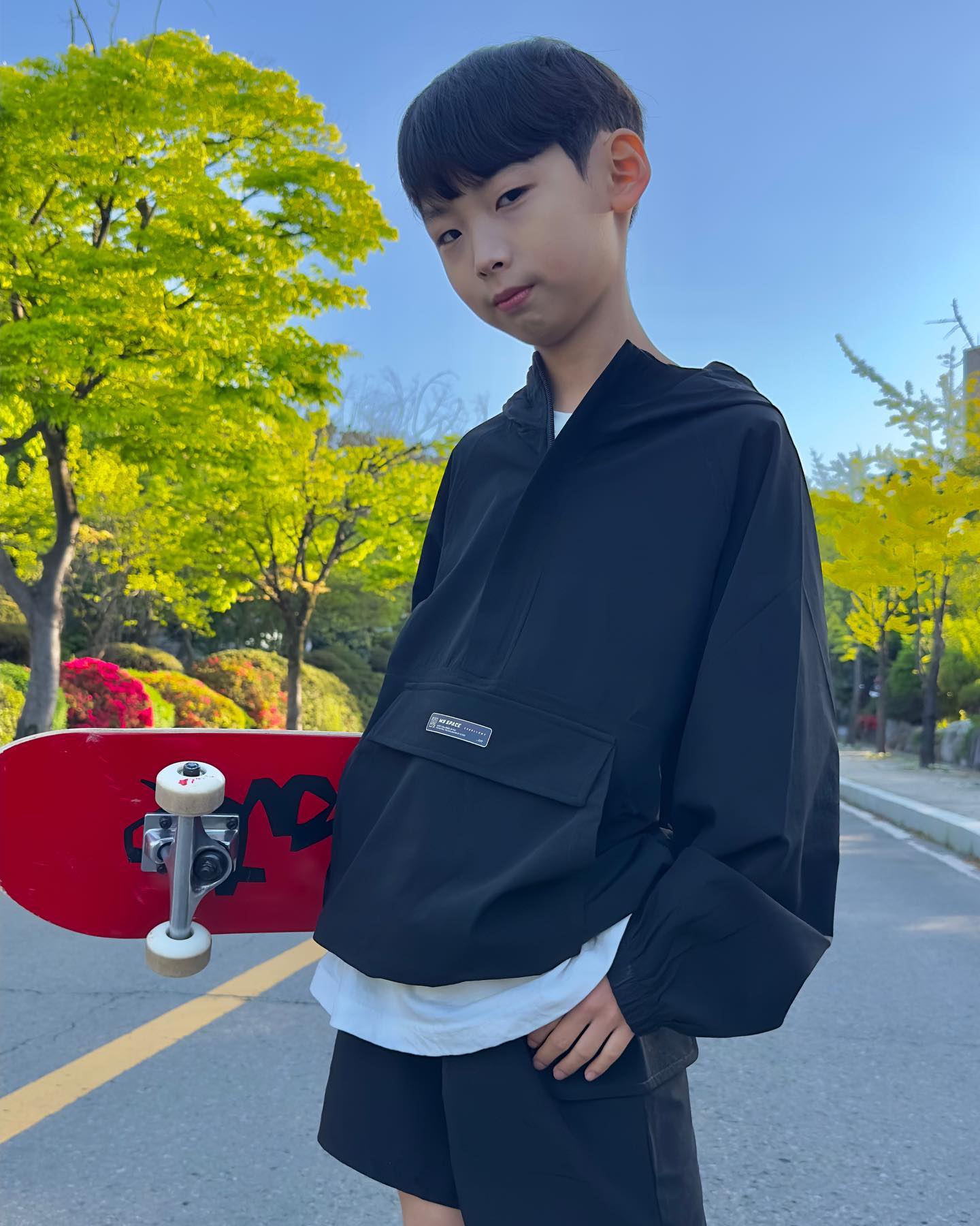 #협찬 #유솔
활기찬 월요일 보내세요🖤
ㆍ
usall_official_kr 
유솔 스트레치 아노락 3종세트
133cm 25kg 수아는 140사이즈 착용!
이랜드몰과 네이버스토어에서 만나요❣️
ㆍ
+땀과 수분을 빠르게 흡수하고 배출
+초경량
+짱짱한 사방스판 울트라 스트레치 소재
ㆍ
ㆍ
#짱짱셋업 #주니어셋업 #아노락셋업 #등교룩 #등원룩 #데일리룩 #일상스타그램 #캐스팅디렉터 #맞팔 #육아 #아들맘 #키즈모델 #주니어모델 #키즈인플루언서 #피팅모델 #신인개발팀 #아역배우 #맞팔