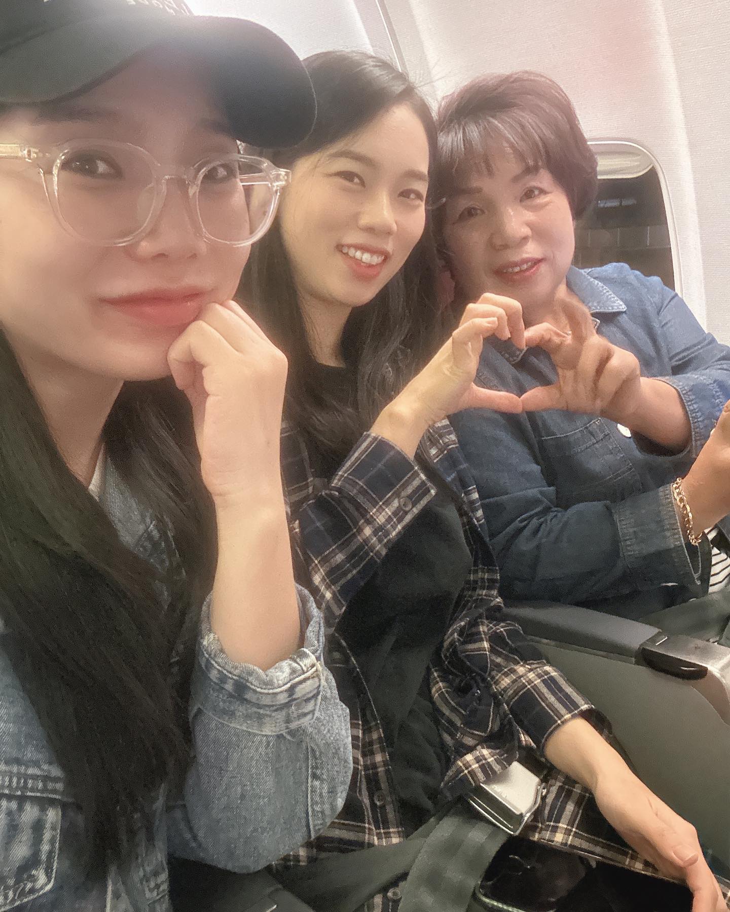 _🫶🏻
가게를 정리하고 제일먼저 한 건
신랑이랑 여행하면서 시간보내기.
그다음은 우리집 여자셋이서 여행다녀오기❤️

누군가 그랬다
진영이 옆에 진영이 또 그 옆에 진영이라고 ㅋㅋ
여행하는 동안 우리따라 잘 다녀준 엄마가 너무고맙고 재밋어 하는 모습에 더 뿌듯❤️

담엔 아빠도 모시고 와야지🫶🏻

#타이베이여행