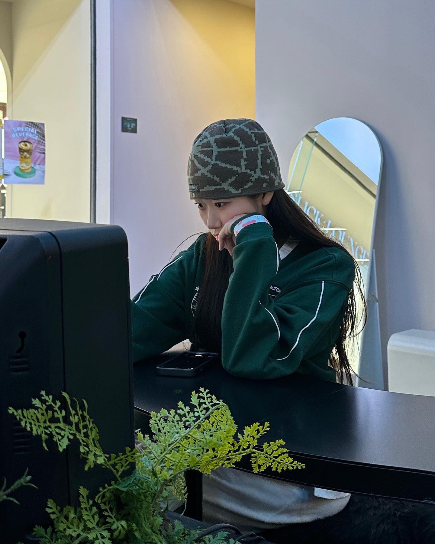 #협찬 retriever_official 

🍀 리트리버클럽 
- RRC SOCCER CREWNECK [GREEN]

요즘 유니폼스러운 옷이 좋더라😎
빈티지 축구 유니폼을 재해석한 아이템으로
시보리 짱짱하고 아주 활동적인 스웻셔츠🌱

예쁜 옷 입고 힙하고 신기한 슬릭라운지가서
재미나게 놀고왔지롱✌🏻
멀리까지 운전한 ch4pple 오빠 고생 많아떠🫶🏻

#retrieverclub #리트리버클럽 #GIFT