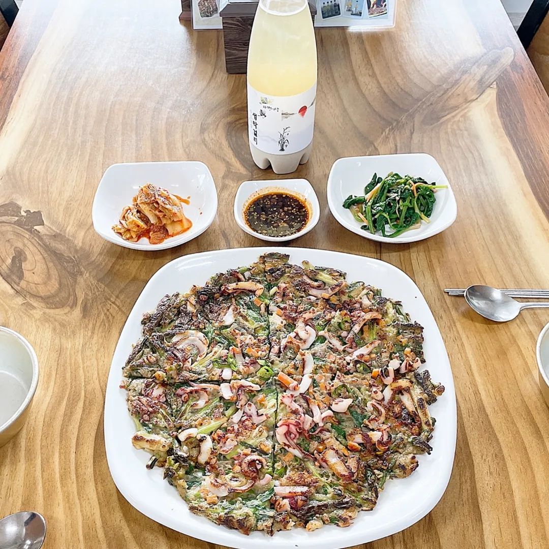 #다랭이팜농부맛집

남해맛집으로 유명한 다랭이팜 농부맛집
현지인맛집이기도 한데요 
막걸리를 부르는 해물파전 맛이 끝내줍니다
바다 전망이 예술이라 술 한잔과 함께 식사하기 정말 좋은 곳이에요

#남해맛집 #다랭이마을맛집 #현지인추천맛집 #숨은맛집