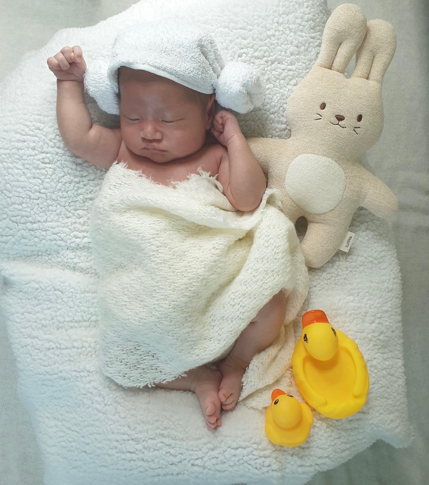 #헬로
태교여행 이후로 무소식이었는데
26일차 최고 사진 투척하며 돌아왔어요~👶
37주에 연차휴가 쓰자마자
다음날 뱃속이 답답해서 나와버린 최고ㅋㅋ
셀프로 찍은 신생아 촬영 사진으로
인사드려용 😘
앞으로도 종종 소식 전할게용❤️
.
.
#생후26일 #흑토끼띠 
#흑토끼띠맘 #아들육아
#최고❤️